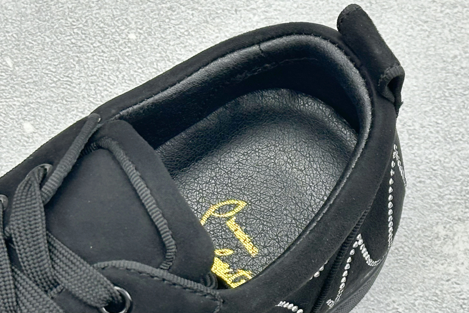 240 CL路铂廷 Louis Junior Spikes 圆头系带 低帮 时尚板鞋