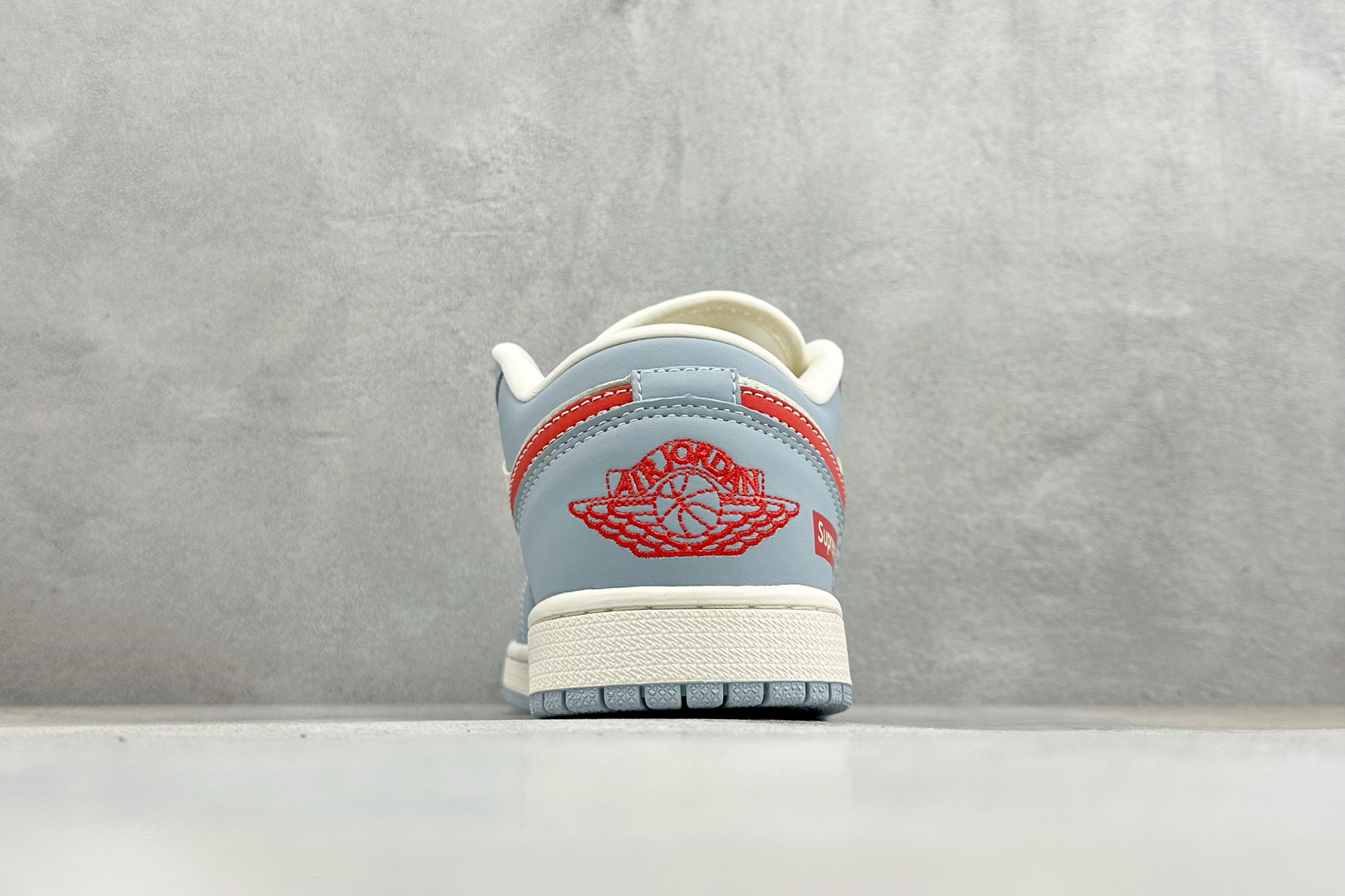 Air Jordan 1 Low(Supreme联名)乔丹爆款高端定制 浅蓝+米白+红色 QJ1988-012 Air Jordan 1 Low(Supreme联名)乔丹爆款高端定制 浅蓝+米白+红色 QJ1988-012