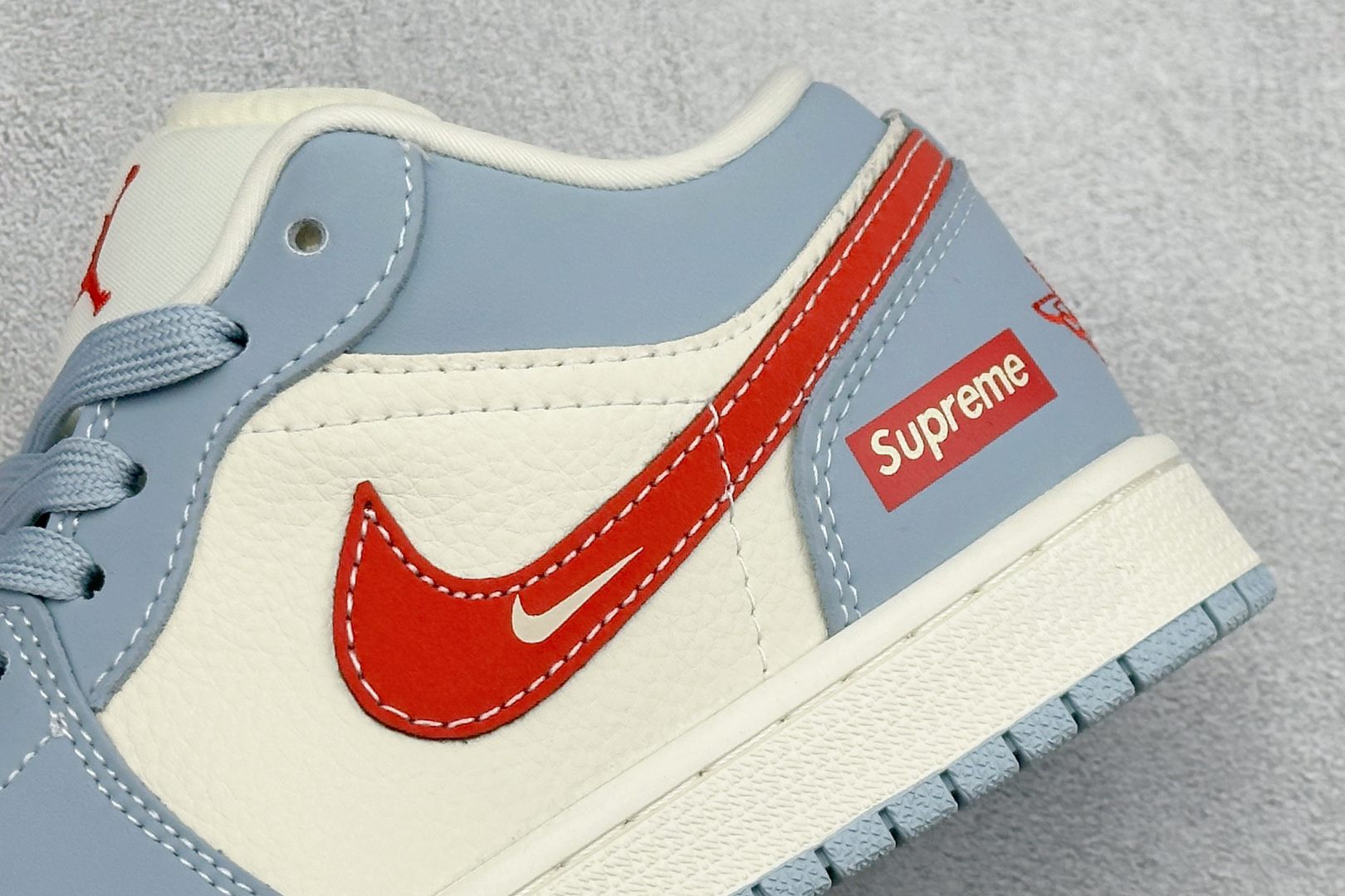 Air Jordan 1 Low(Supreme联名)乔丹爆款高端定制 浅蓝+米白+红色 QJ1988-012 Air Jordan 1 Low(Supreme联名)乔丹爆款高端定制 浅蓝+米白+红色 QJ1988-012