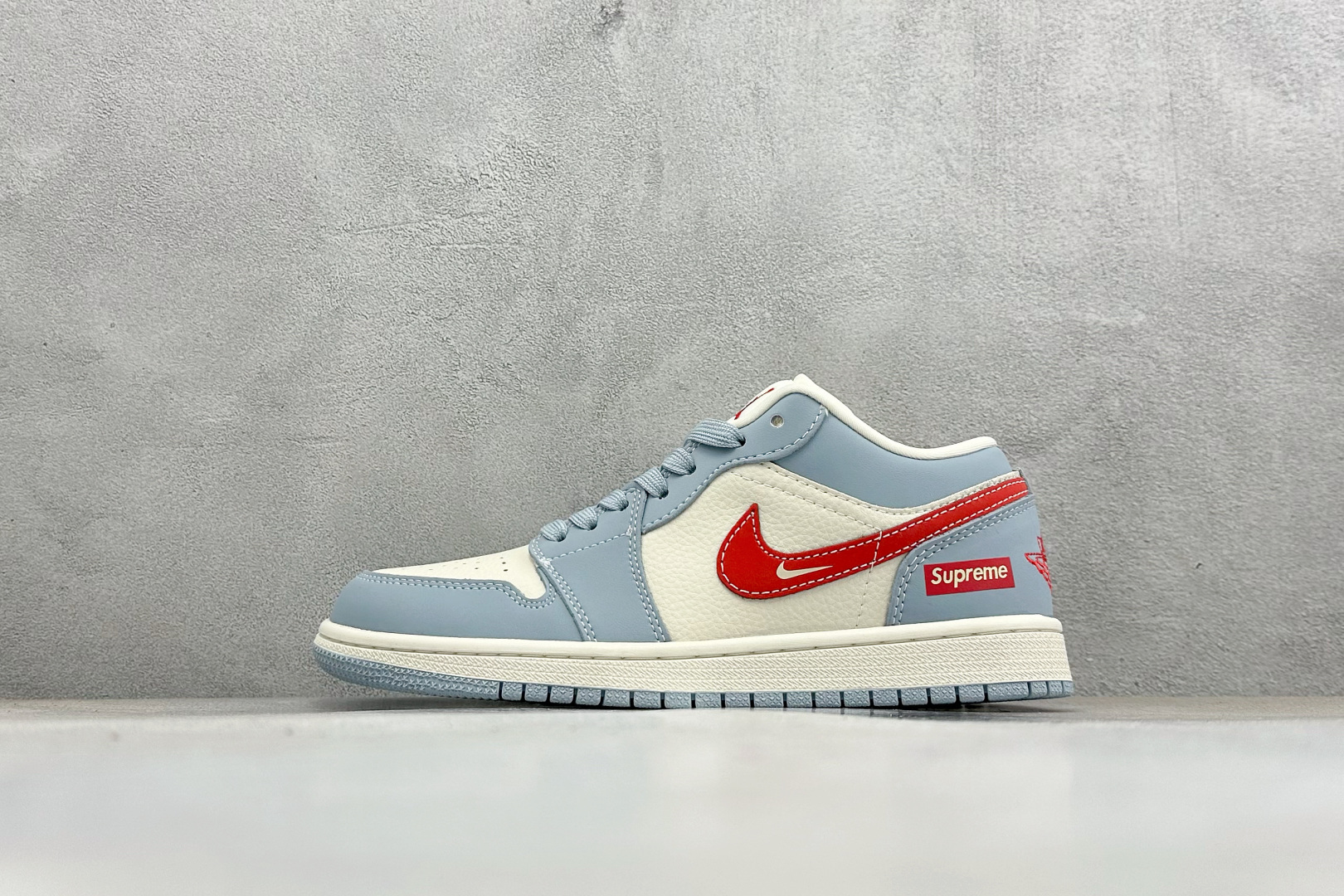 Air Jordan 1 Low(Supreme联名)乔丹爆款高端定制 浅蓝+米白+红色 QJ1988-012 Air Jordan 1 Low(Supreme联名)乔丹爆款高端定制 浅蓝+米白+红色 QJ1988-012