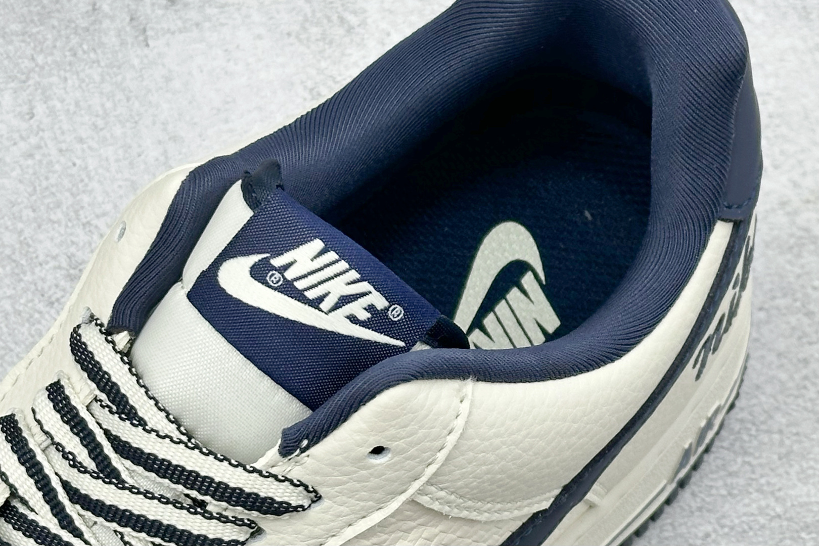 SC版Nike Air Force 1'07 Low 米白藏蓝 空军一号低帮休闲板鞋 FV3694-110-莆田鞋,莆田鞋货源,高仿鞋,高仿鞋货源,安福档口,莆田高仿鞋,莆田鞋批发,高仿鞋批发,莆田高仿运动鞋,高仿运动鞋,莆田运动鞋 SC版Nike Air Force 1'07 Low 米白藏蓝 空军一号低帮休闲板鞋 FV3694-110
