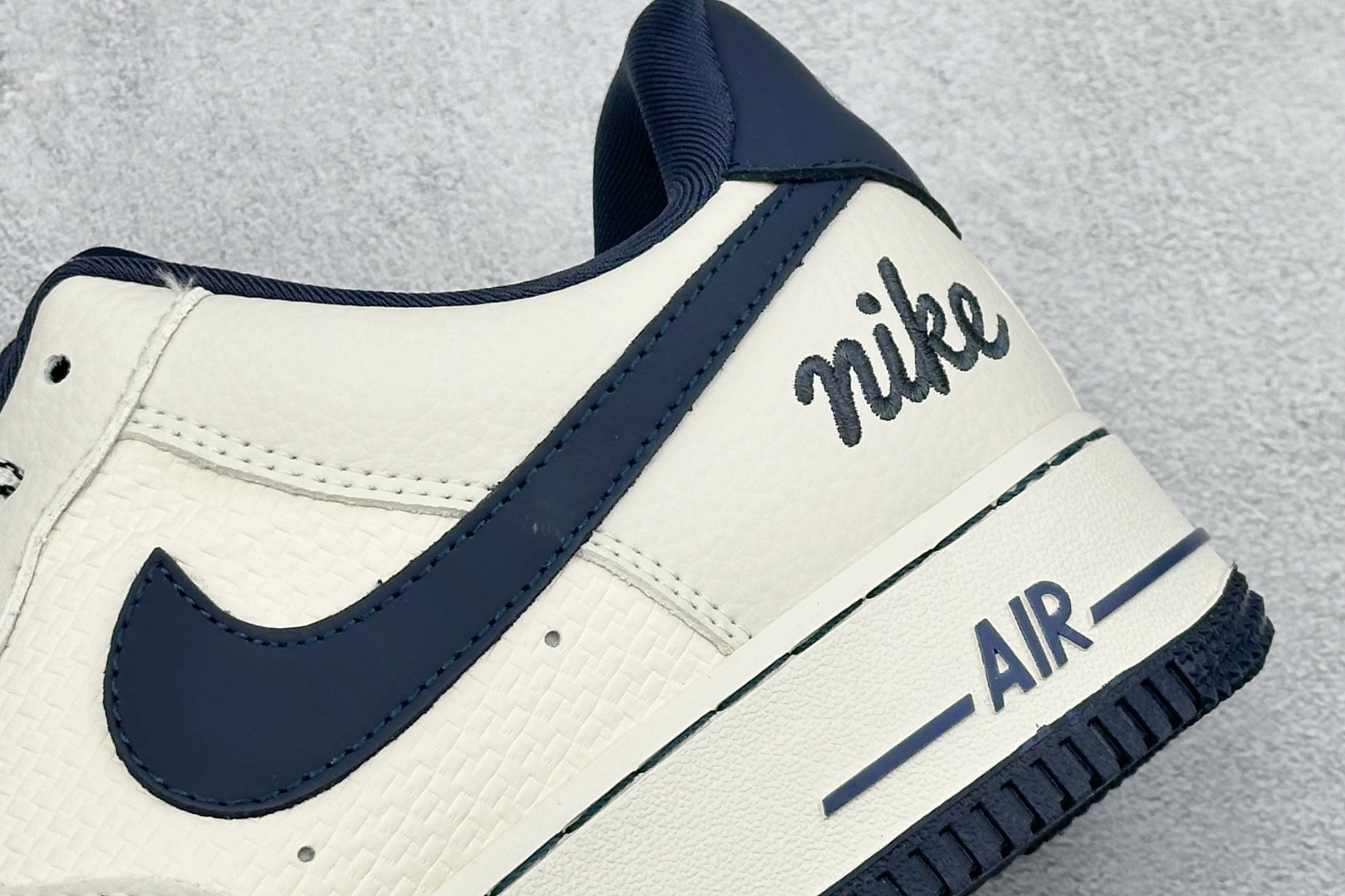 SC版Nike Air Force 1'07 Low 米白藏蓝 空军一号低帮休闲板鞋 FV3694-110-莆田鞋,莆田鞋货源,高仿鞋,高仿鞋货源,安福档口,莆田高仿鞋,莆田鞋批发,高仿鞋批发,莆田高仿运动鞋,高仿运动鞋,莆田运动鞋 SC版Nike Air Force 1'07 Low 米白藏蓝 空军一号低帮休闲板鞋 FV3694-110
