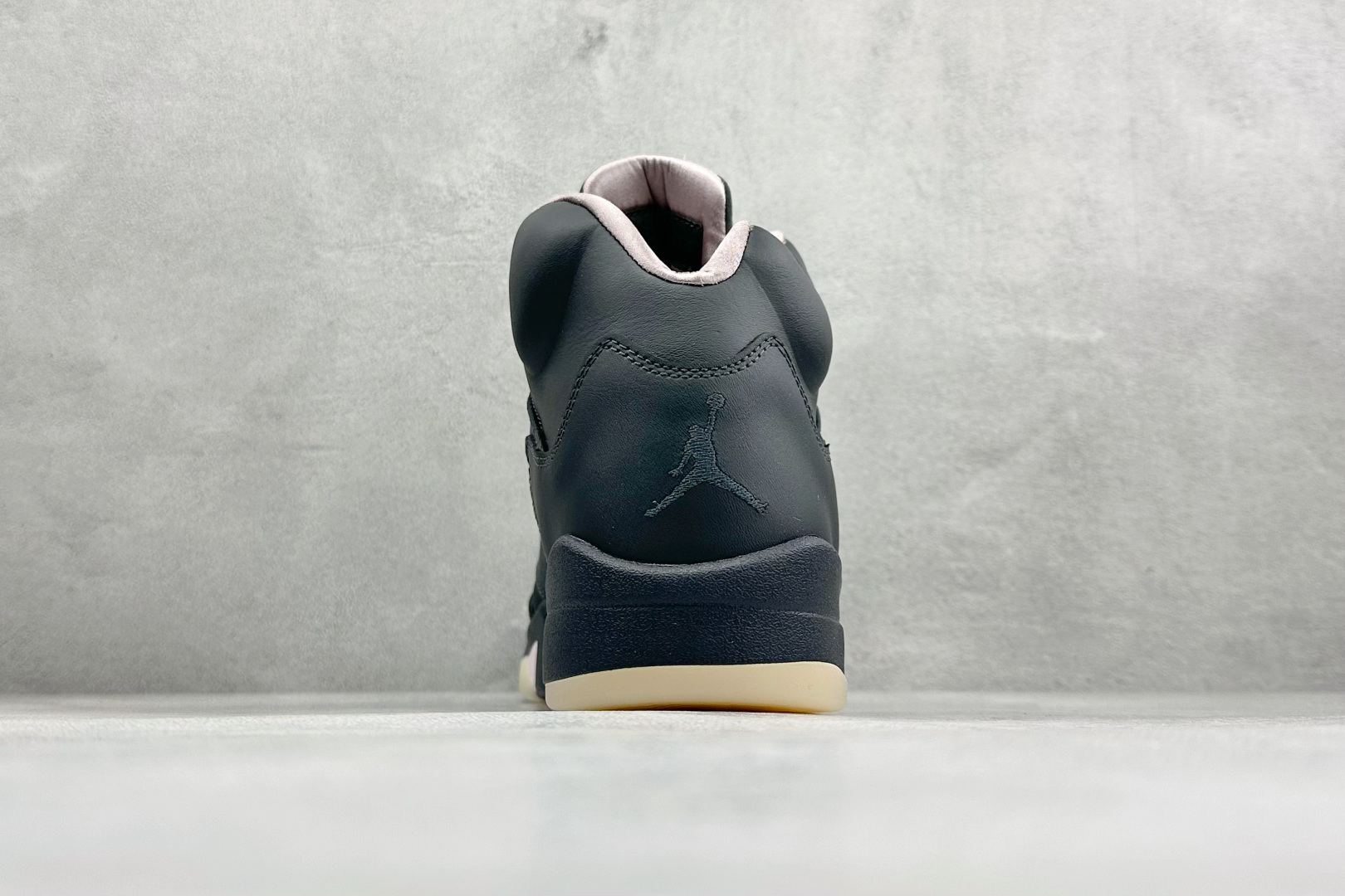 AD版Air Jordan 5 Retro 中帮复古篮球鞋 HQ3004-001 AD版Air Jordan 5 Retro 中帮复古篮球鞋 HQ3004-001