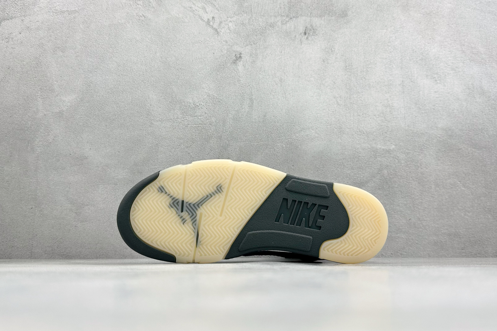 AD版Air Jordan 5 Retro 中帮复古篮球鞋 HQ3004-001 AD版Air Jordan 5 Retro 中帮复古篮球鞋 HQ3004-001