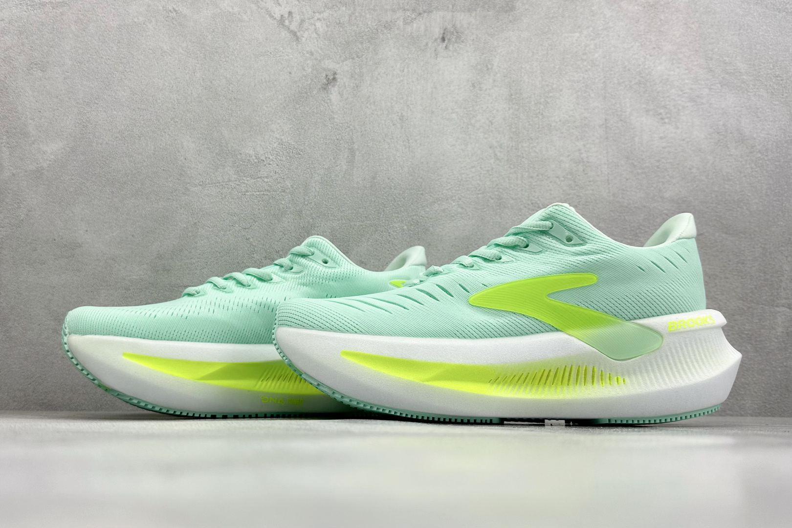 190 Z版Brooks布鲁克斯 Glycerin Max 2 舒适简约防滑耐磨低帮跑步鞋 120468-1B-305-Chinese UA Cheap High Quatity Brand Clothes Bags handbags Sneakers wholesale wholesaler seller from China Factory suppliers Fashion Clothing Shoes best Quality Beautiful Price 190 Z版Brooks布鲁克斯 Glycerin Max 2 舒适简约防滑耐磨低帮跑步鞋 120468-1B-305