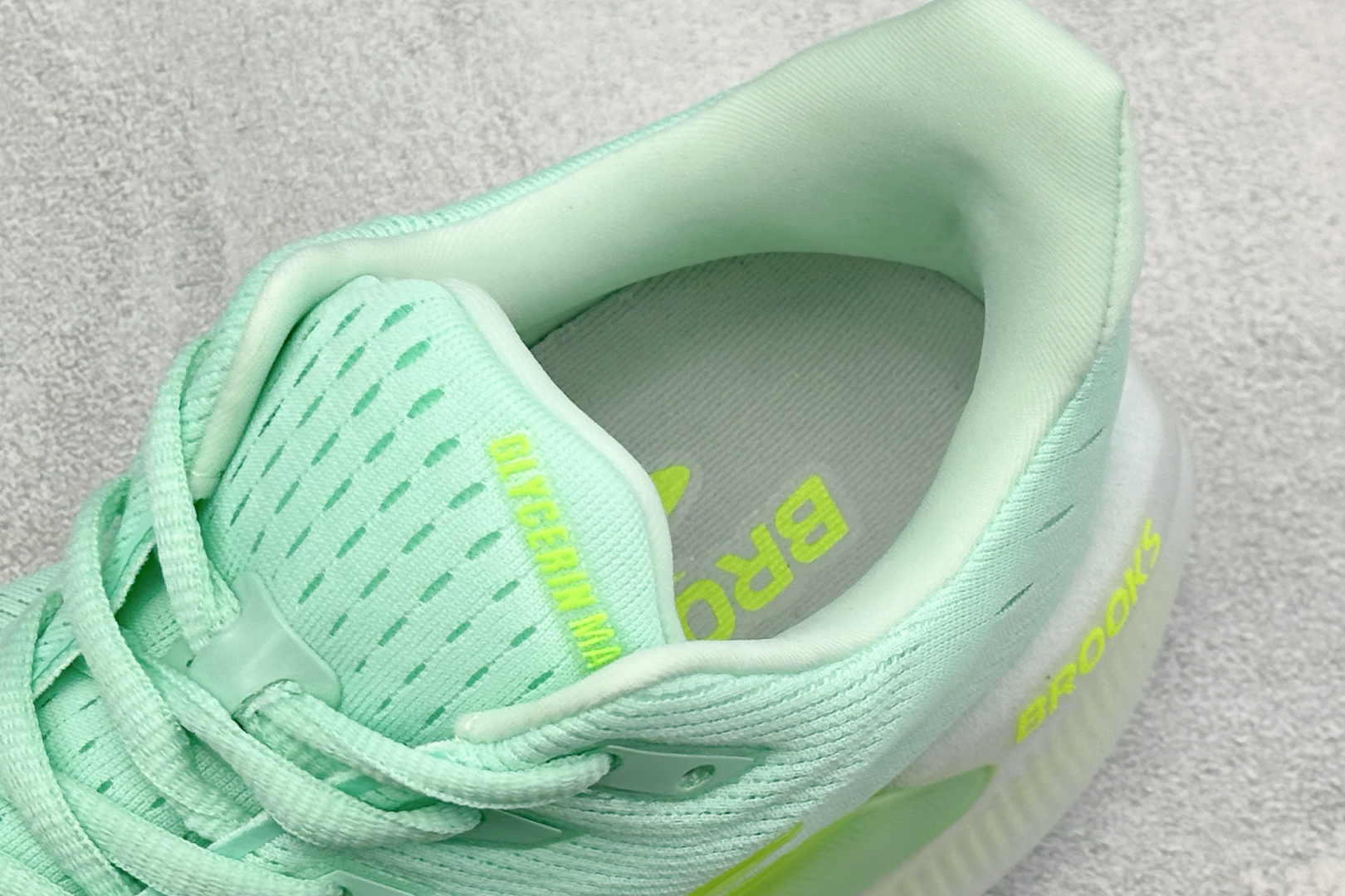190 Z版Brooks布鲁克斯 Glycerin Max 2 舒适简约防滑耐磨低帮跑步鞋 120468-1B-305-Chinese UA Cheap High Quatity Brand Clothes Bags handbags Sneakers wholesale wholesaler seller from China Factory suppliers Fashion Clothing Shoes best Quality Beautiful Price 190 Z版Brooks布鲁克斯 Glycerin Max 2 舒适简约防滑耐磨低帮跑步鞋 120468-1B-305