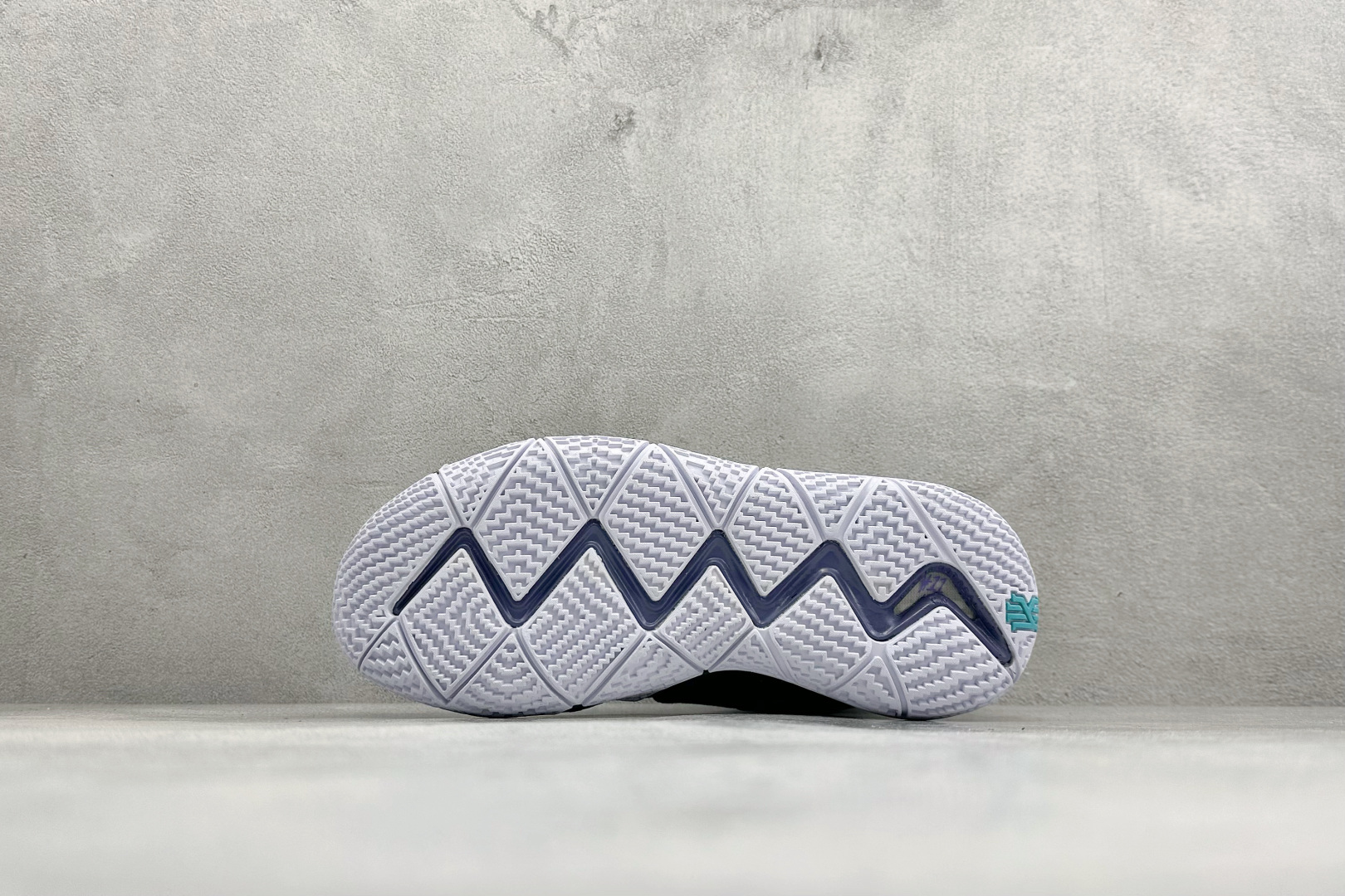 DG版Nike Kyrie 欧文4 EP 黑白 943807-002 DG版Nike Kyrie 欧文4 EP 黑白 943807-002