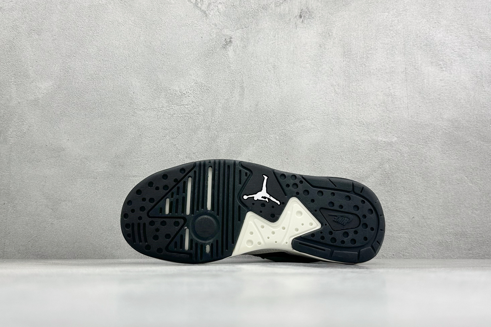 AD版Jordan CMFT ERA 舒适简约低帮运动板鞋 鞋面大面积的网眼透气性拉满 中底的大面积泡棉超级舒适 HJ6777-100