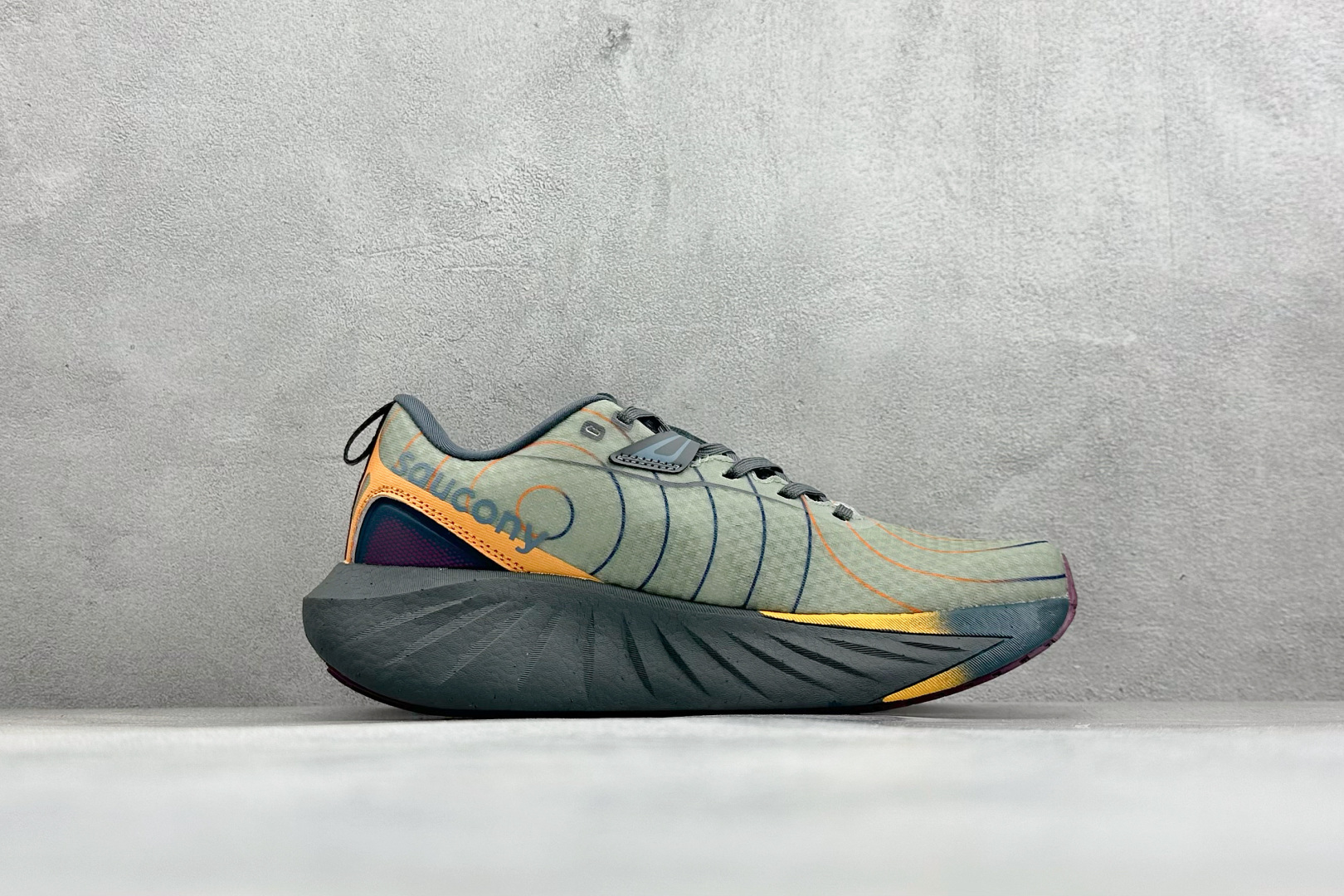 200 Saucony TRIUMPH 22 索康尼胜利 旗舰级缓震 慢跑减震透气 低帮训练跑步鞋 S20966-254
