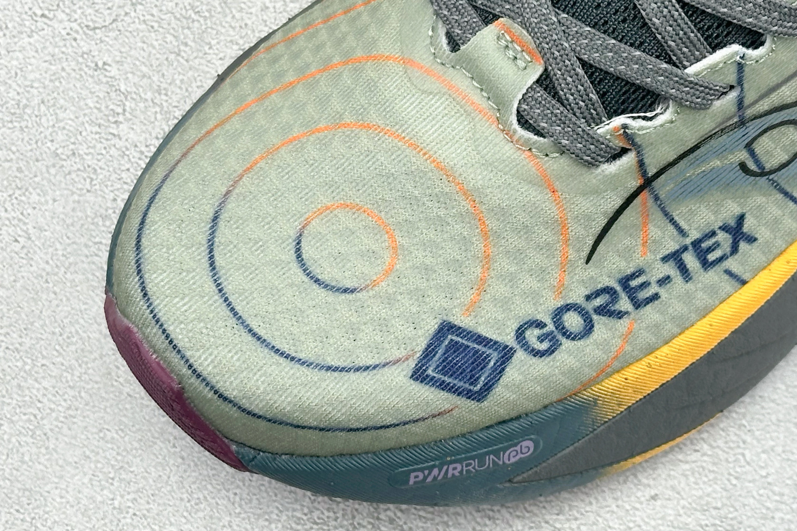200 Saucony TRIUMPH 22 索康尼胜利 旗舰级缓震 慢跑减震透气 低帮训练跑步鞋 S20966-254