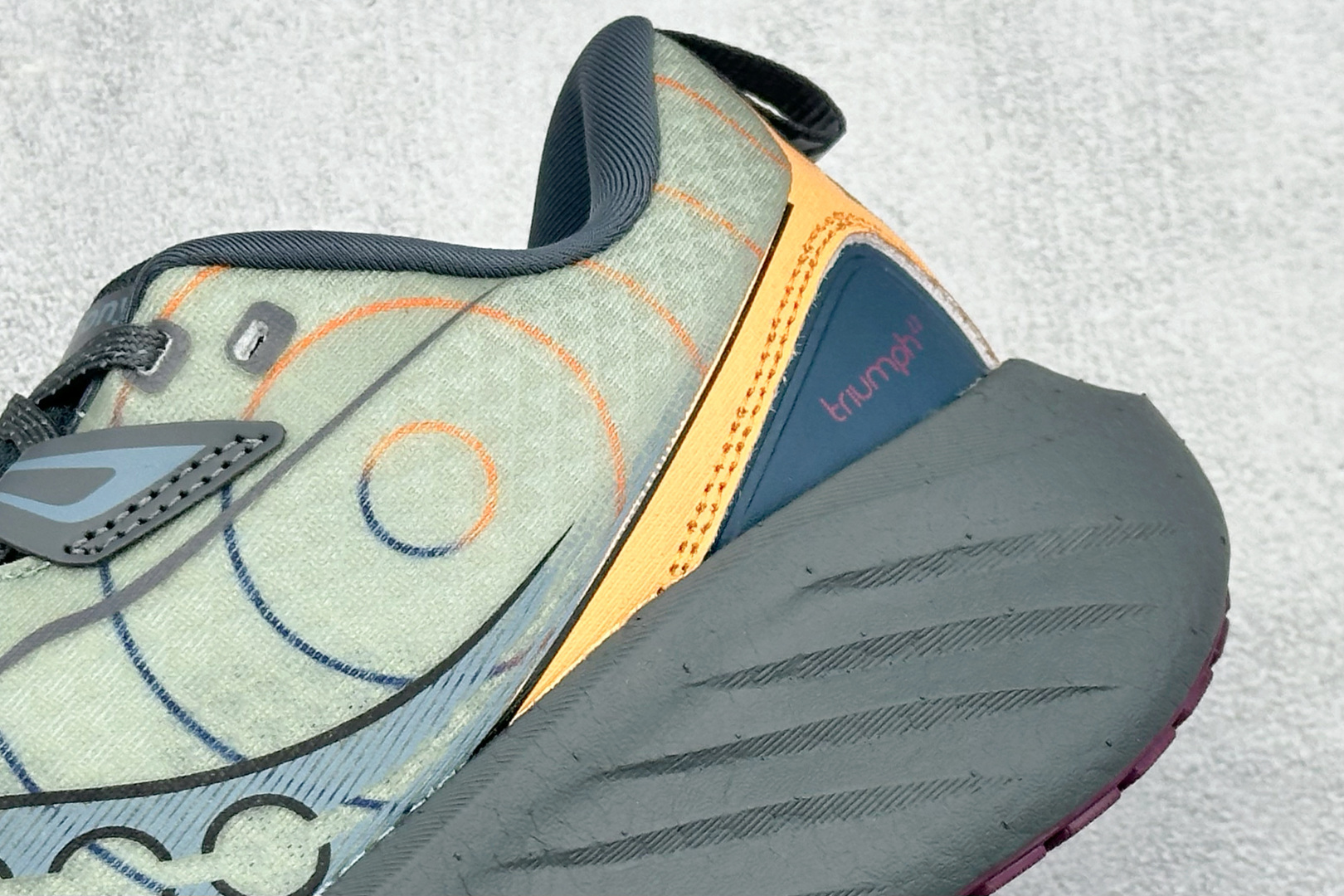 200 Saucony TRIUMPH 22 索康尼胜利 旗舰级缓震 慢跑减震透气 低帮训练跑步鞋 S20966-254