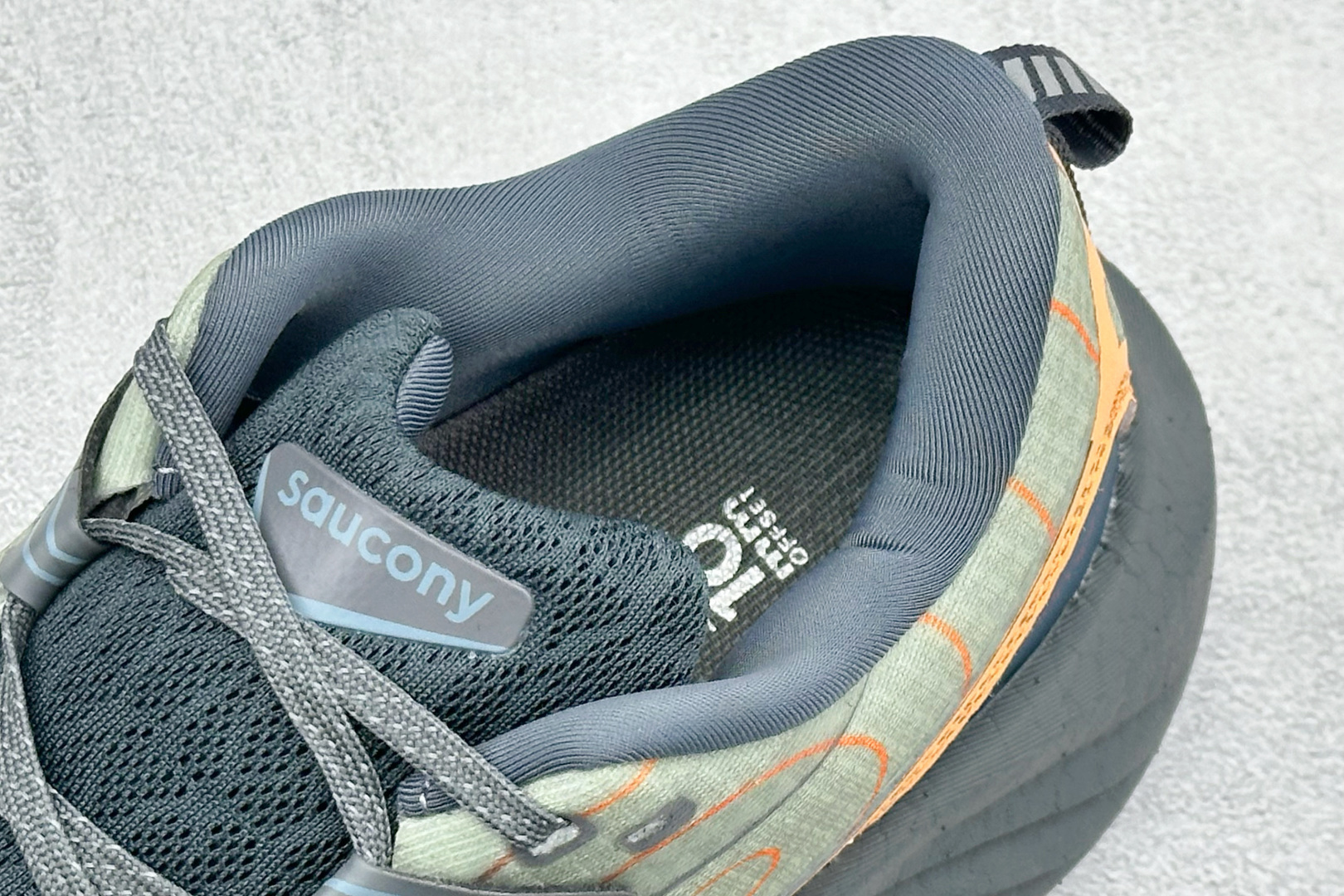 200 Saucony TRIUMPH 22 索康尼胜利 旗舰级缓震 慢跑减震透气 低帮训练跑步鞋 S20966-254