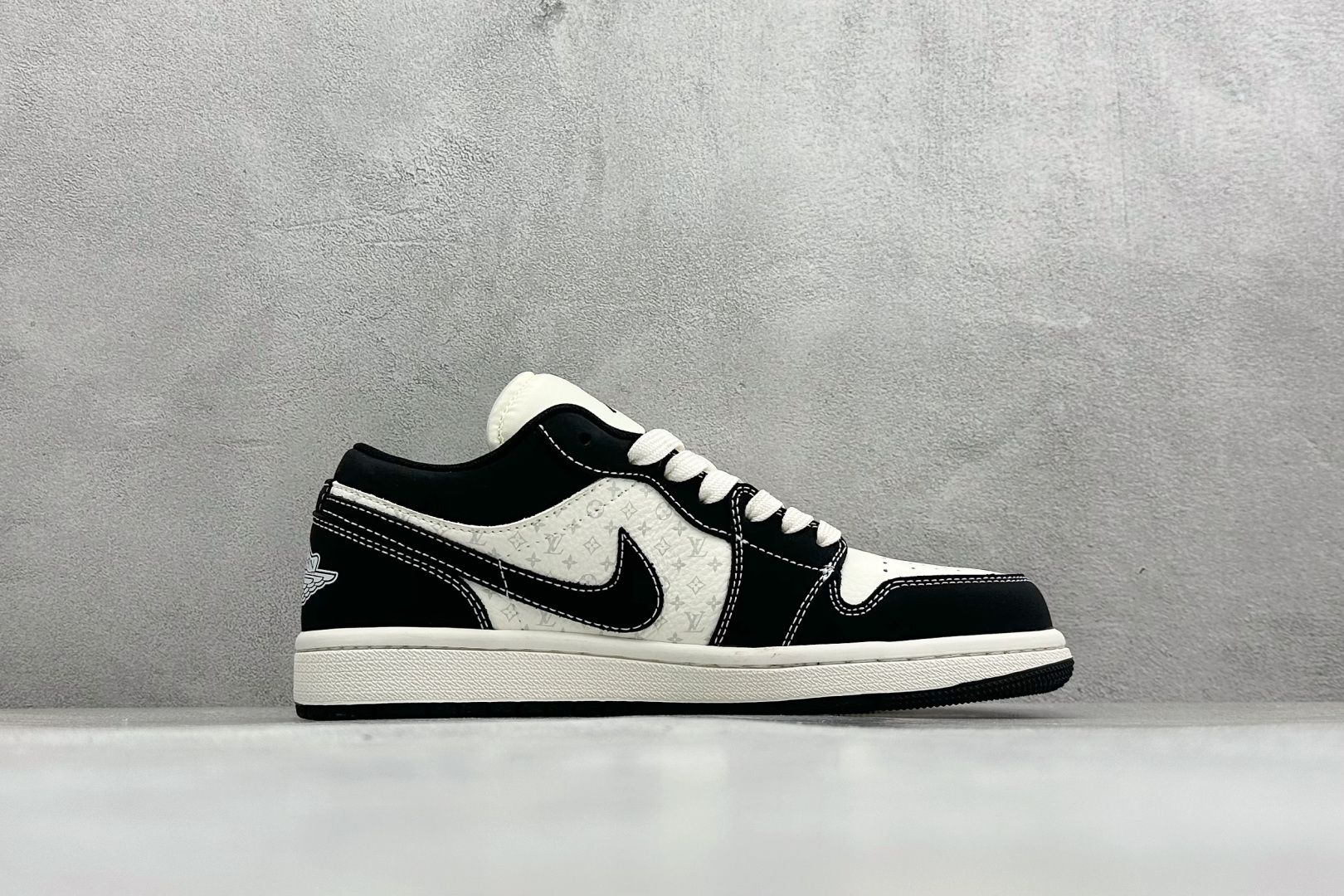 Air Jordan 1 Low x LV 联名定制款 鞋身侧部 Swoosh 采用黑色皮革呈现 内部刺绣 LV 经典标识 明确联名身份 KG6669-F58-Top High Quatity Cheap Sneakers Fashion Clothing Clothes Bags handbags Shoes of all Brand wholesale With The best Quality And Beautiful Price from China Factory Chinese suppliers wholesaler seller Air Jordan 1 Low x LV 联名定制款 鞋身侧部 Swoosh 采用黑色皮革呈现 内部刺绣 LV 经典标识 明确联名身份 KG6669-F58