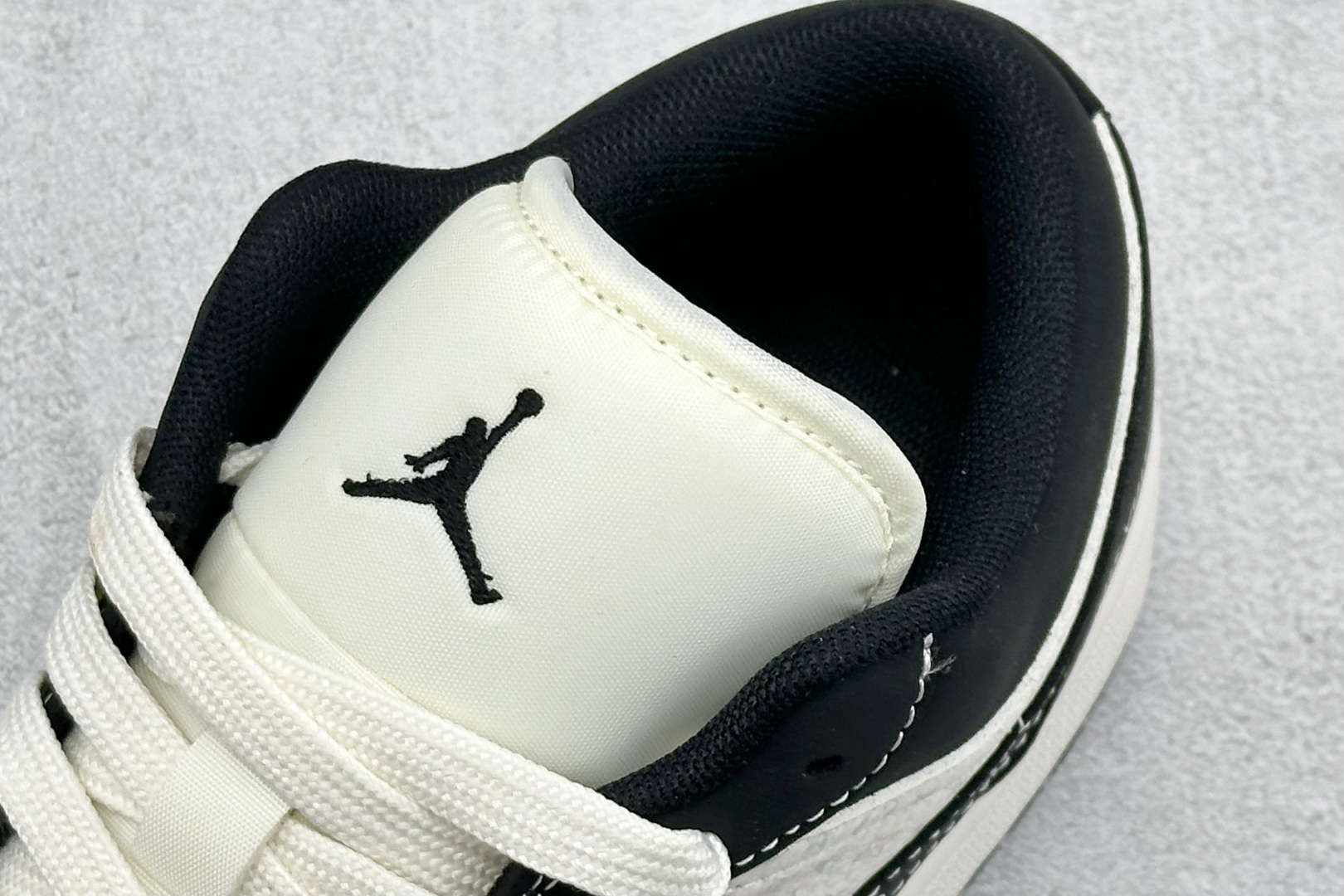 Air Jordan 1 Low x LV 联名定制款 鞋身侧部 Swoosh 采用黑色皮革呈现 内部刺绣 LV 经典标识 明确联名身份 KG6669-F58-Top High Quatity Cheap Sneakers Fashion Clothing Clothes Bags handbags Shoes of all Brand wholesale With The best Quality And Beautiful Price from China Factory Chinese suppliers wholesaler seller Air Jordan 1 Low x LV 联名定制款 鞋身侧部 Swoosh 采用黑色皮革呈现 内部刺绣 LV 经典标识 明确联名身份 KG6669-F58