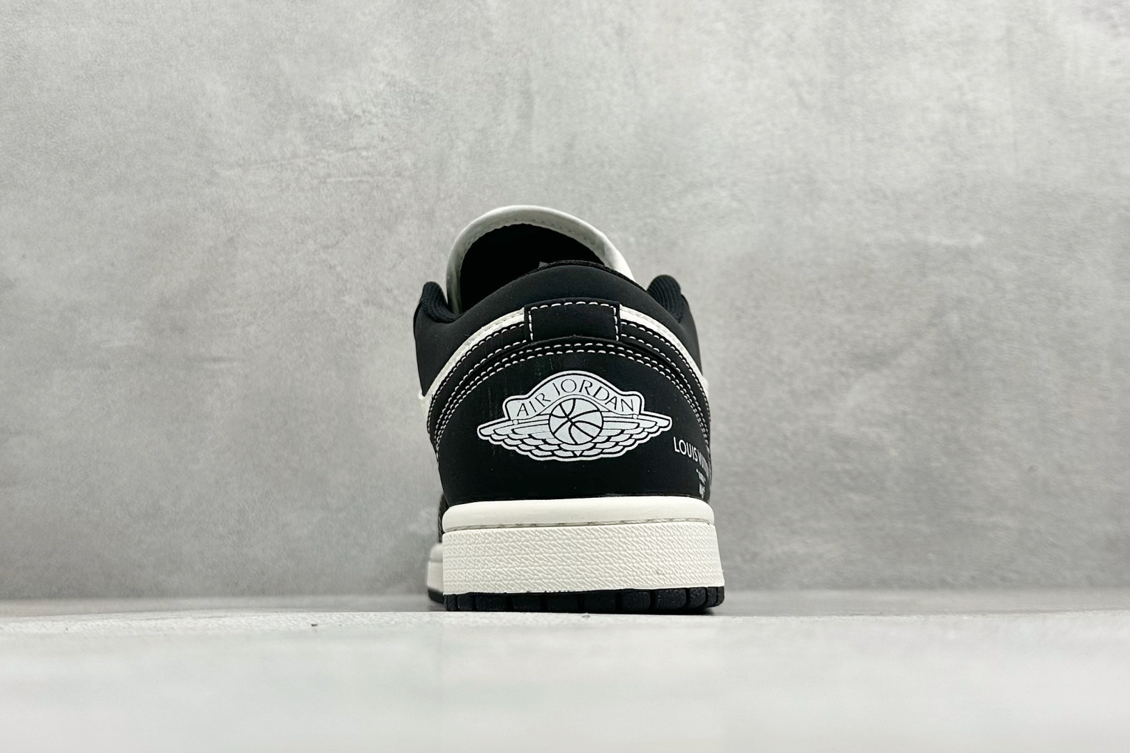 Air Jordan 1 Low x LV 联名定制款 鞋身侧部 Swoosh 采用黑色皮革呈现 内部刺绣 LV 经典标识 明确联名身份 KG6669-F58-Top High Quatity Cheap Sneakers Fashion Clothing Clothes Bags handbags Shoes of all Brand wholesale With The best Quality And Beautiful Price from China Factory Chinese suppliers wholesaler seller Air Jordan 1 Low x LV 联名定制款 鞋身侧部 Swoosh 采用黑色皮革呈现 内部刺绣 LV 经典标识 明确联名身份 KG6669-F58