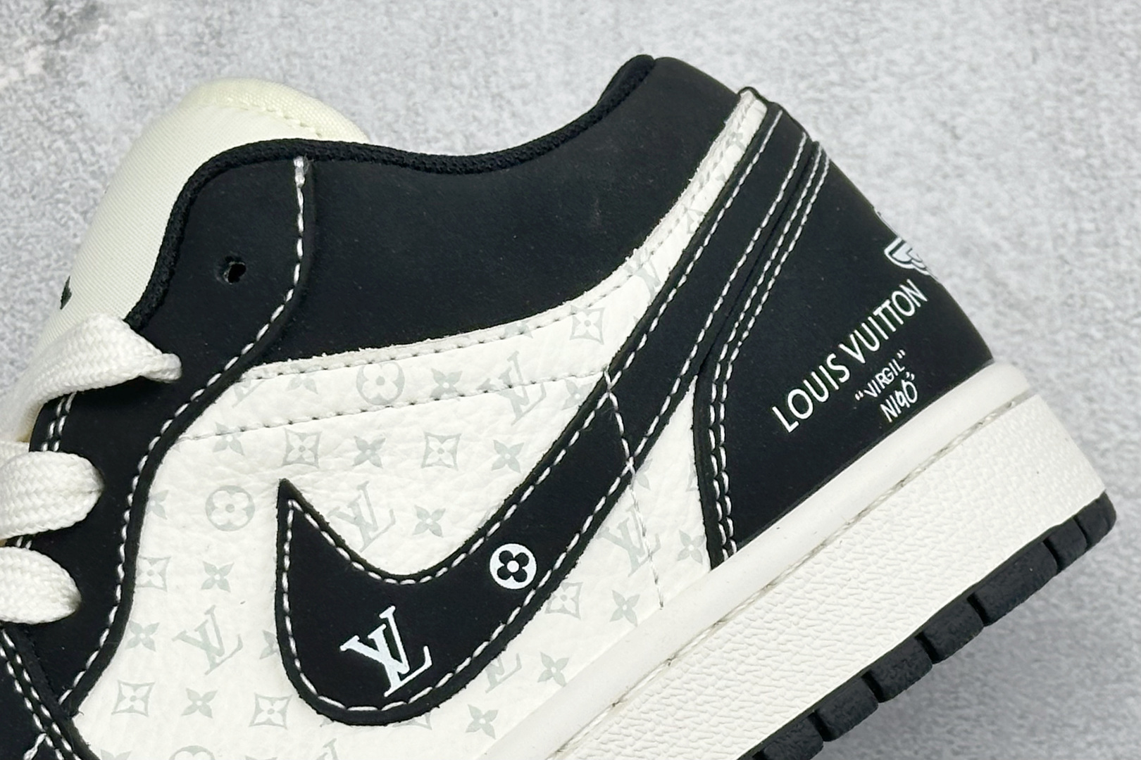 Air Jordan 1 Low x LV 联名定制款 鞋身侧部 Swoosh 采用黑色皮革呈现 内部刺绣 LV 经典标识 明确联名身份 KG6669-F58-Top High Quatity Cheap Sneakers Fashion Clothing Clothes Bags handbags Shoes of all Brand wholesale With The best Quality And Beautiful Price from China Factory Chinese suppliers wholesaler seller Air Jordan 1 Low x LV 联名定制款 鞋身侧部 Swoosh 采用黑色皮革呈现 内部刺绣 LV 经典标识 明确联名身份 KG6669-F58