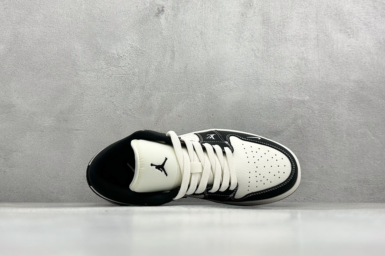 Air Jordan 1 Low x LV 联名定制款 鞋身侧部 Swoosh 采用黑色皮革呈现 内部刺绣 LV 经典标识 明确联名身份 KG6669-F58-Top High Quatity Cheap Sneakers Fashion Clothing Clothes Bags handbags Shoes of all Brand wholesale With The best Quality And Beautiful Price from China Factory Chinese suppliers wholesaler seller Air Jordan 1 Low x LV 联名定制款 鞋身侧部 Swoosh 采用黑色皮革呈现 内部刺绣 LV 经典标识 明确联名身份 KG6669-F58