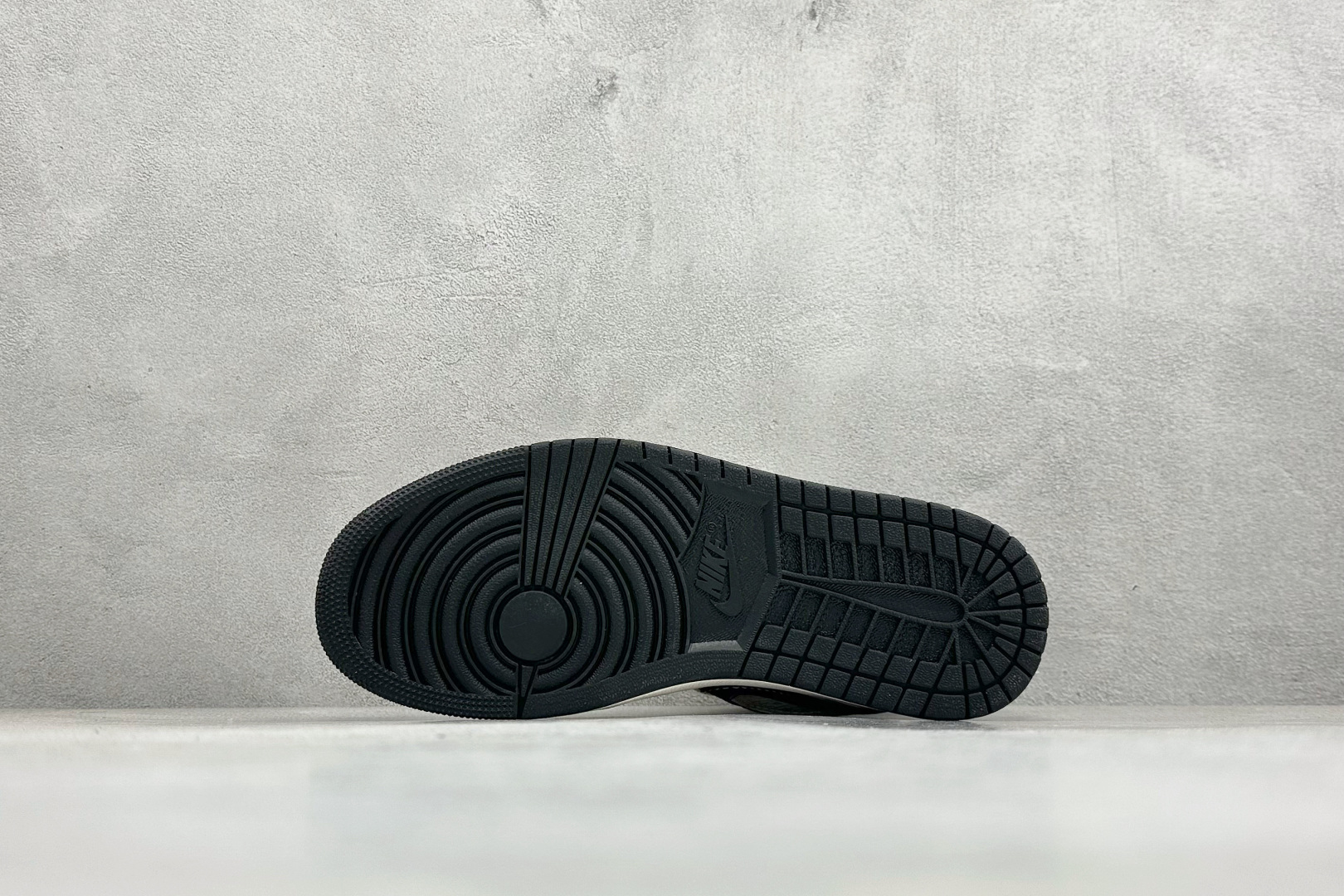 Air Jordan 1 Low x LV 联名定制款 鞋身侧部 Swoosh 采用黑色皮革呈现 内部刺绣 LV 经典标识 明确联名身份 KG6669-F58-Top High Quatity Cheap Sneakers Fashion Clothing Clothes Bags handbags Shoes of all Brand wholesale With The best Quality And Beautiful Price from China Factory Chinese suppliers wholesaler seller Air Jordan 1 Low x LV 联名定制款 鞋身侧部 Swoosh 采用黑色皮革呈现 内部刺绣 LV 经典标识 明确联名身份 KG6669-F58