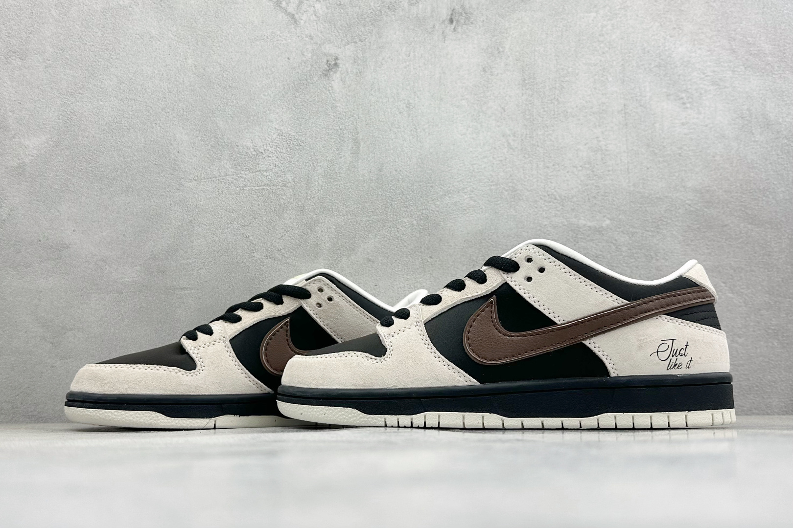 K版Nike SB Dunk Low SB 黑棕勾 低帮休闲板鞋 FZ5645-100-Top High Quatity Cheap Sneakers Fashion Clothing Clothes Bags handbags Shoes of all Brand wholesale With The best Quality And Beautiful Price from China Factory Chinese suppliers wholesaler seller K版Nike SB Dunk Low SB 黑棕勾 低帮休闲板鞋 FZ5645-100