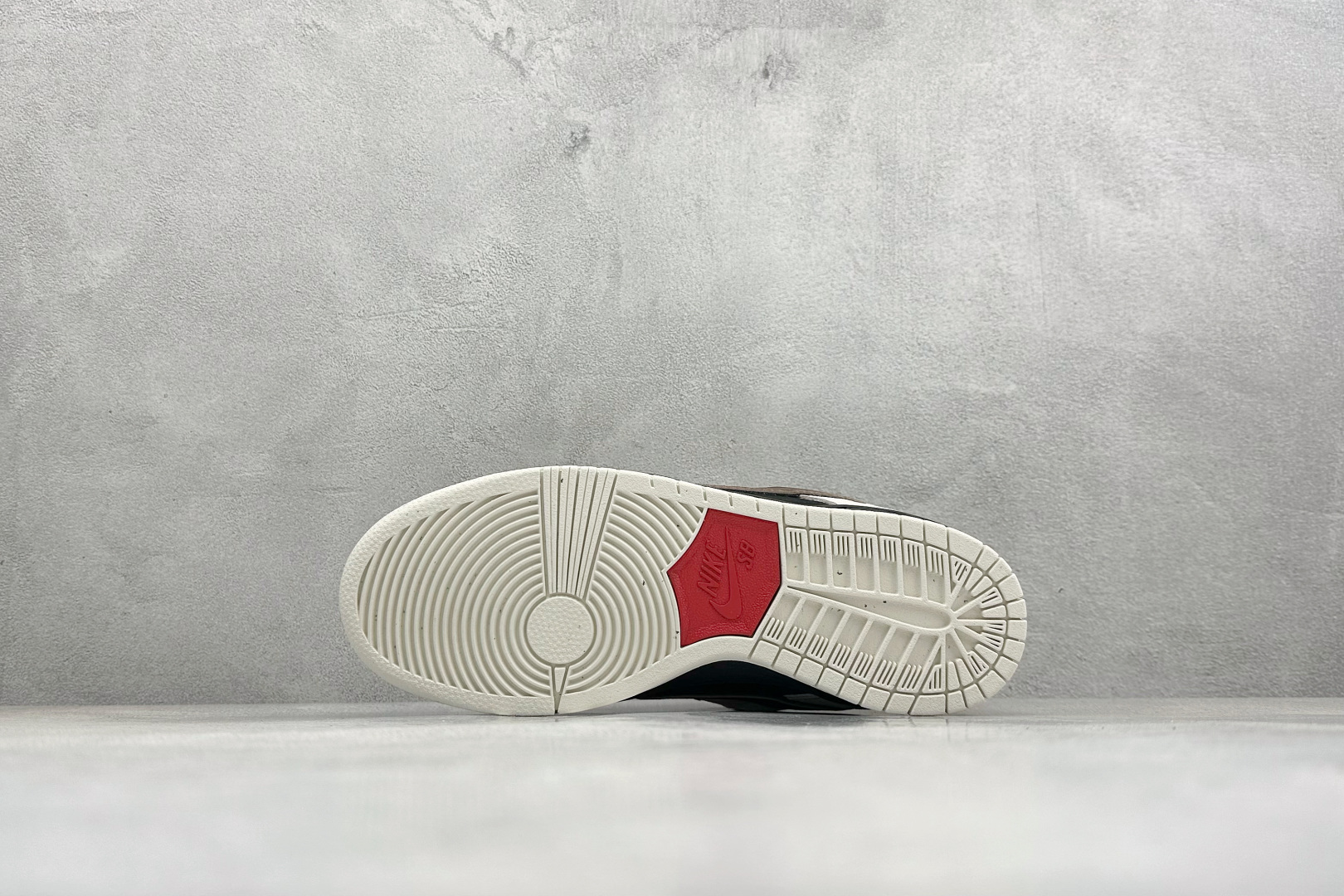 K版Nike SB Dunk Low SB 黑棕勾 低帮休闲板鞋 FZ5645-100-Top High Quatity Cheap Sneakers Fashion Clothing Clothes Bags handbags Shoes of all Brand wholesale With The best Quality And Beautiful Price from China Factory Chinese suppliers wholesaler seller K版Nike SB Dunk Low SB 黑棕勾 低帮休闲板鞋 FZ5645-100