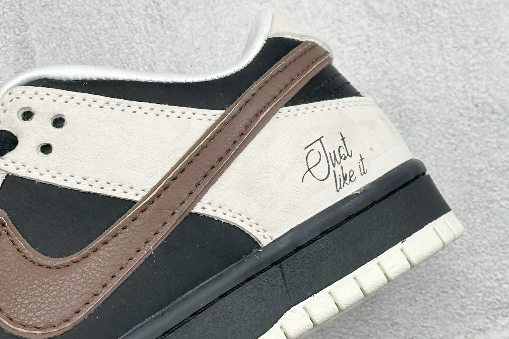 K版Nike SB Dunk Low SB 黑棕勾 低帮休闲板鞋 FZ5645-100-Top High Quatity Cheap Sneakers Fashion Clothing Clothes Bags handbags Shoes of all Brand wholesale With The best Quality And Beautiful Price from China Factory Chinese suppliers wholesaler seller K版Nike SB Dunk Low SB 黑棕勾 低帮休闲板鞋 FZ5645-100