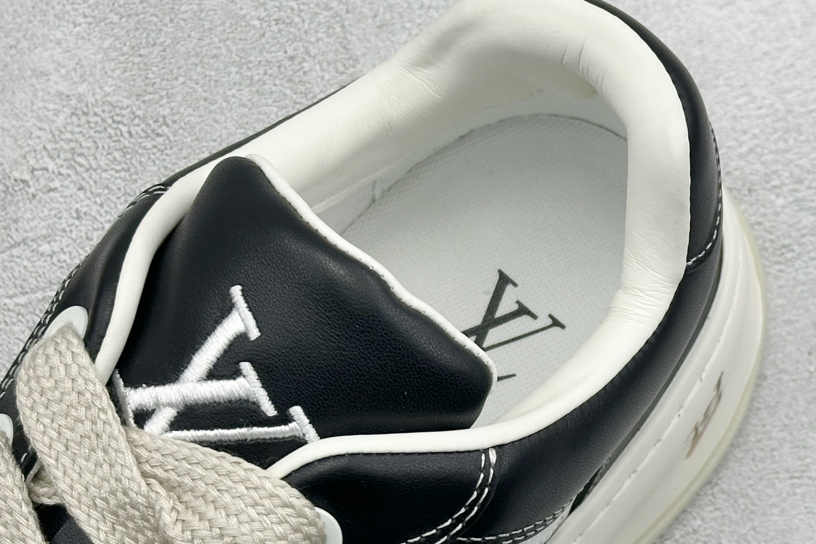 380 广奢高端货--唯一正确版本 LOUIS VUITTON Tilted 系列 2026 早春全新上架 LV 路易威登 Tilted Low Sneakers 倾斜系列低帮复古休闲运动板鞋-Chinese UA Cheap High Quatity Brand Clothes Bags handbags Sneakers wholesale wholesaler seller from China Factory suppliers Fashion Clothing Shoes best Quality Beautiful Price 380 广奢高端货--唯一正确版本 LOUIS VUITTON Tilted 系列 2026 早春全新上架 LV 路易威登 Tilted Low Sneakers 倾斜系列低帮复古休闲运动板鞋
