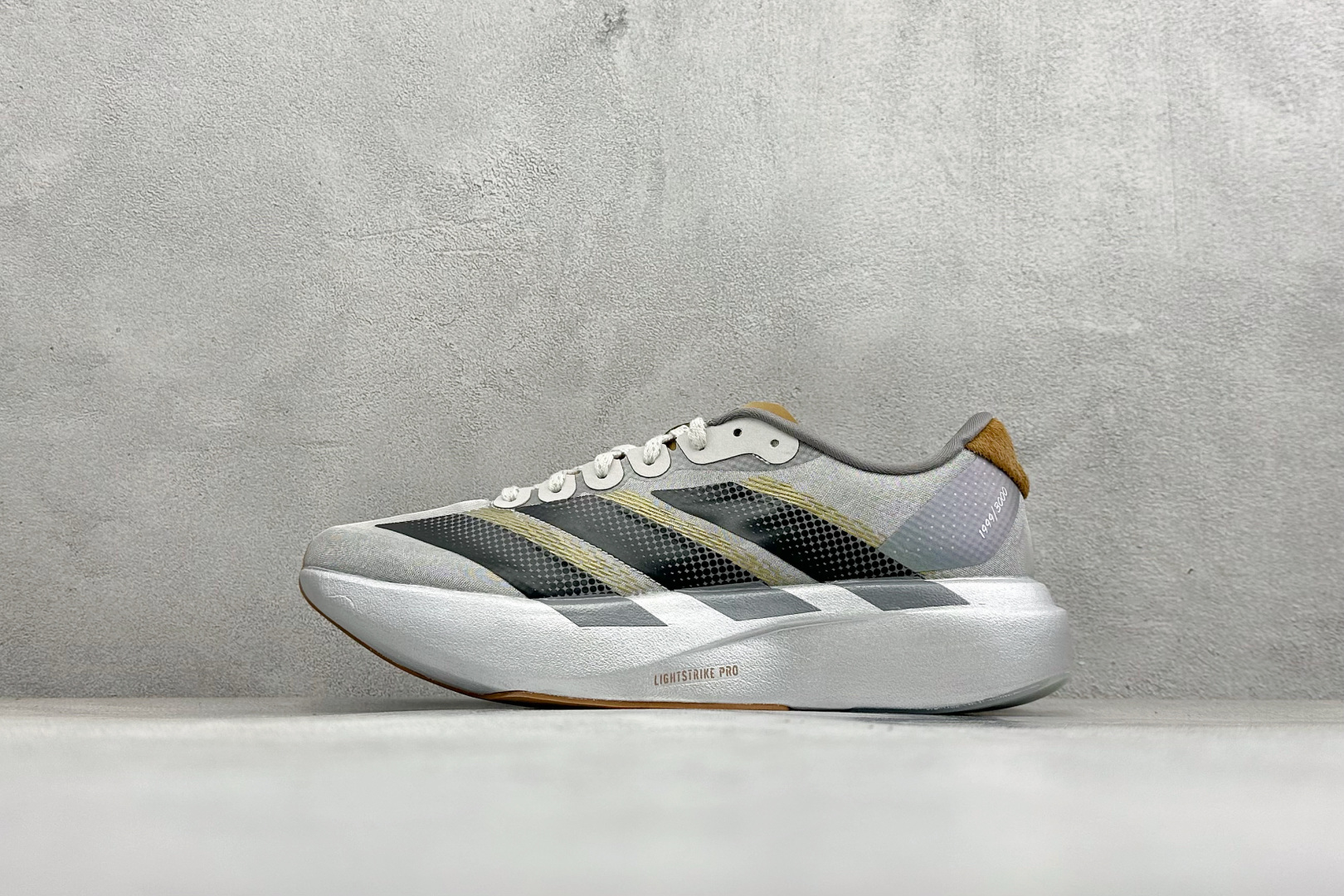 RS版 Adidas Adizero Evo SL 阿迪超轻透气缓震跑鞋整体外观造型与adiZero A