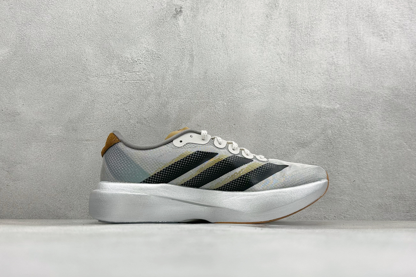 RS版 Adidas Adizero Evo SL 阿迪超轻透气缓震跑鞋整体外观造型与adiZero A