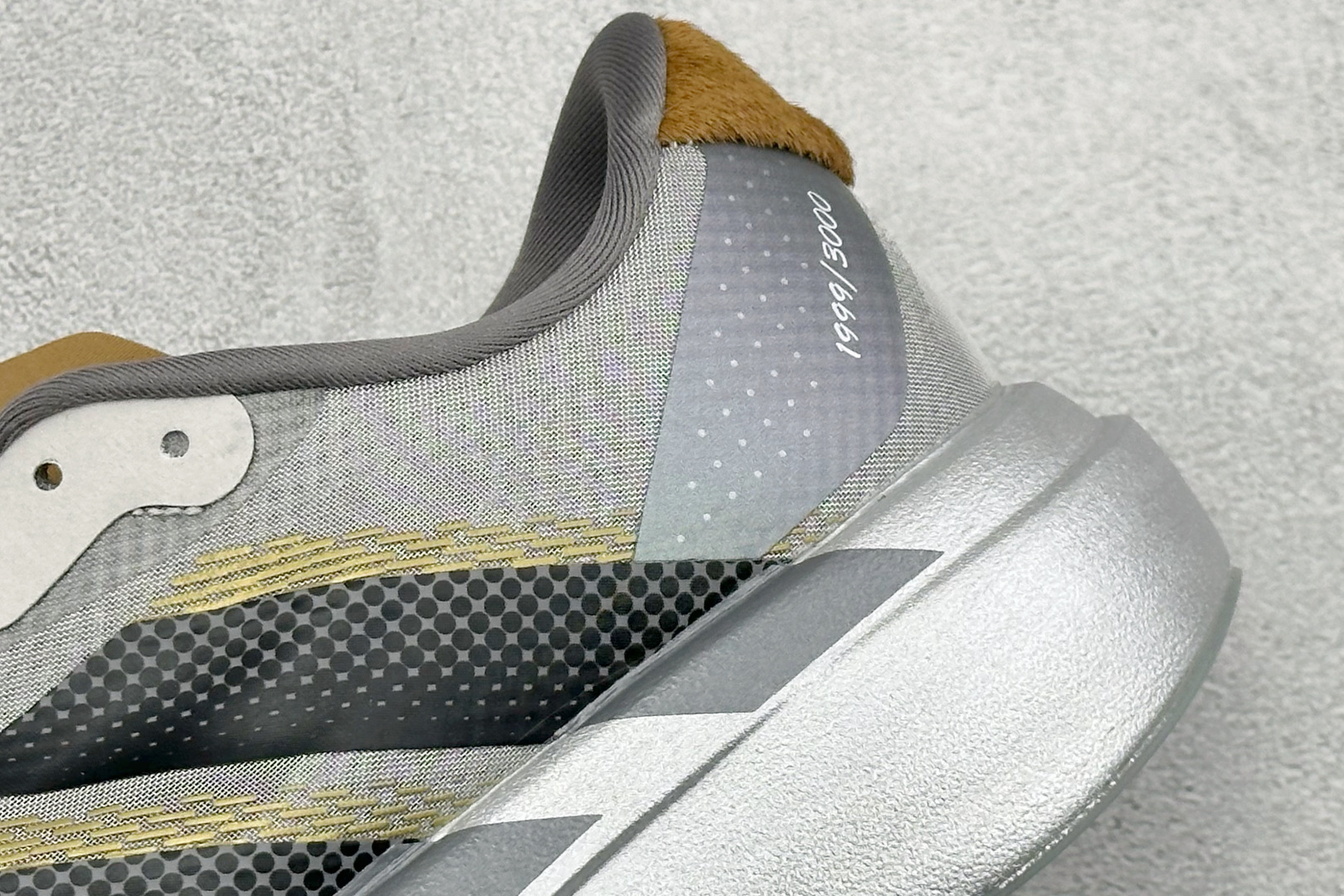 RS版 Adidas Adizero Evo SL 阿迪超轻透气缓震跑鞋整体外观造型与adiZero A
