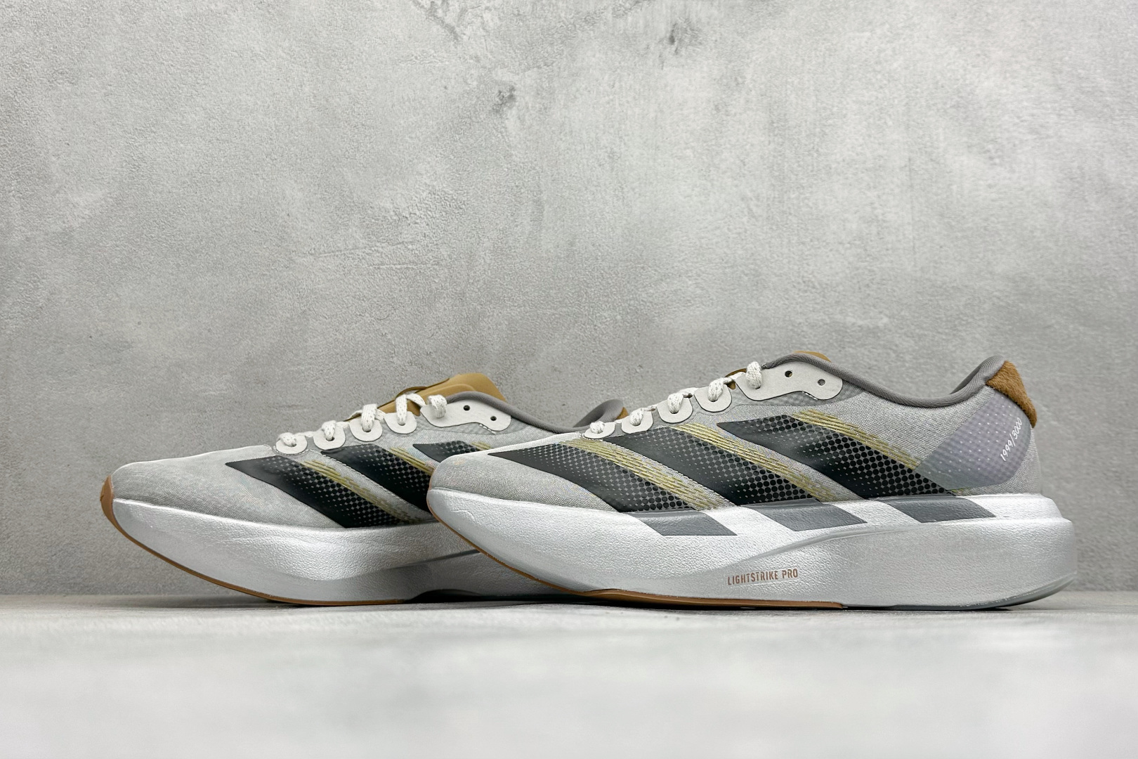 RS版 Adidas Adizero Evo SL 阿迪超轻透气缓震跑鞋整体外观造型与adiZero A
