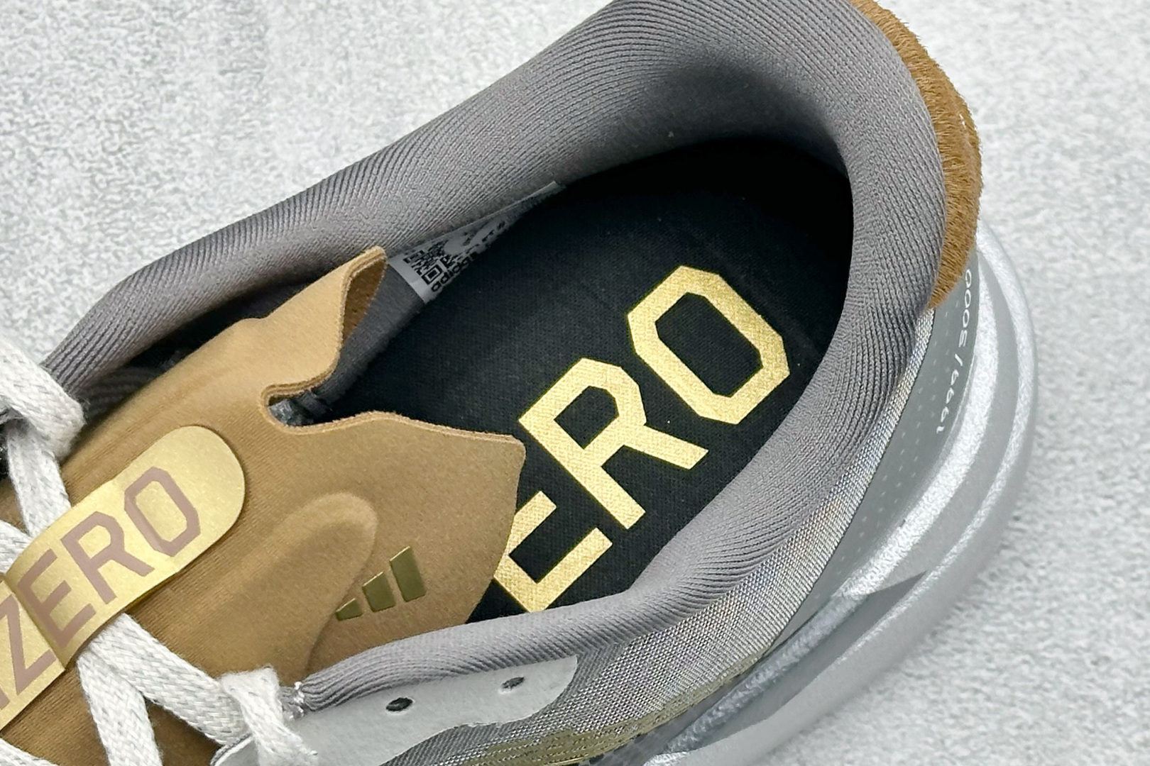 RS版 Adidas Adizero Evo SL 阿迪超轻透气缓震跑鞋整体外观造型与adiZero A