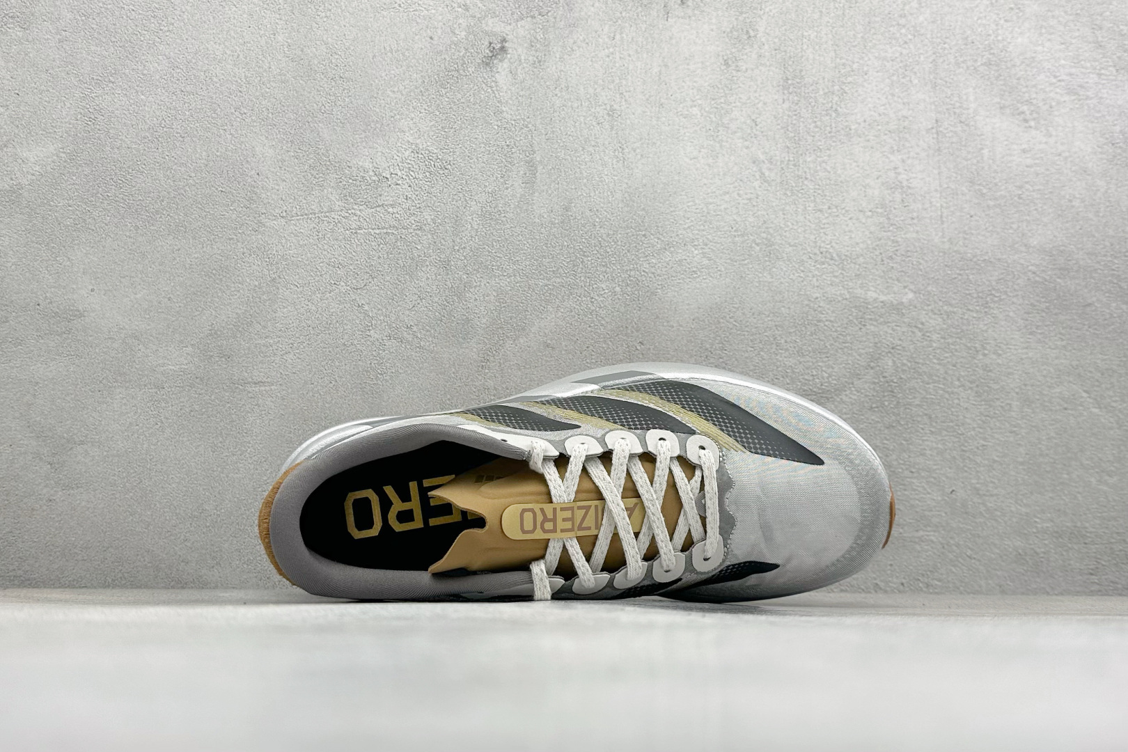 RS版 Adidas Adizero Evo SL 阿迪超轻透气缓震跑鞋整体外观造型与adiZero A