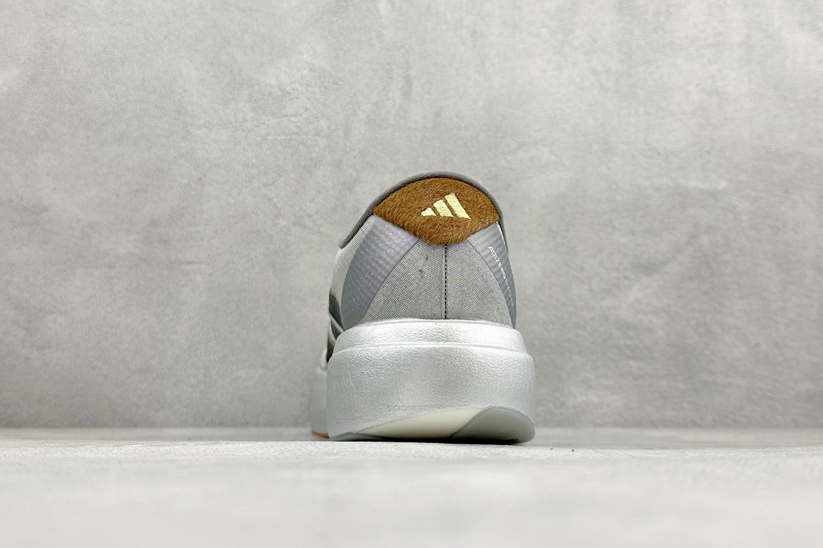 RS版 Adidas Adizero Evo SL 阿迪超轻透气缓震跑鞋整体外观造型与adiZero A