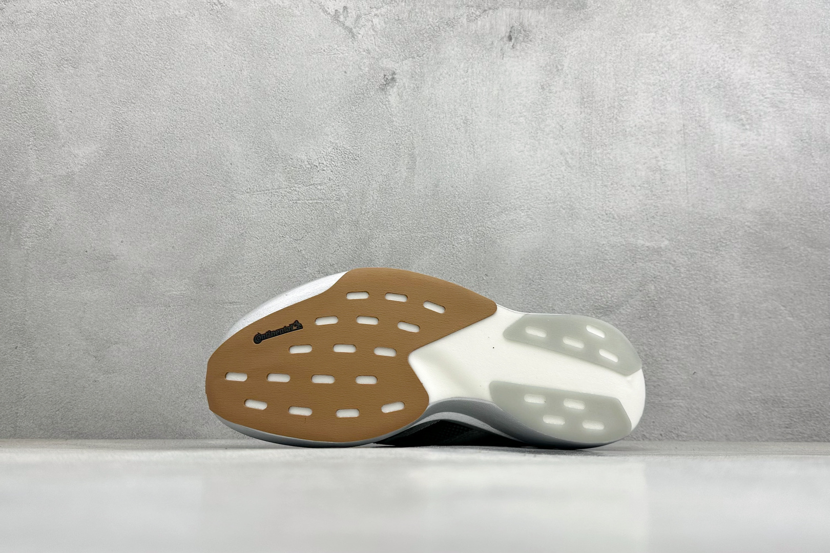 RS版 Adidas Adizero Evo SL 阿迪超轻透气缓震跑鞋整体外观造型与adiZero A