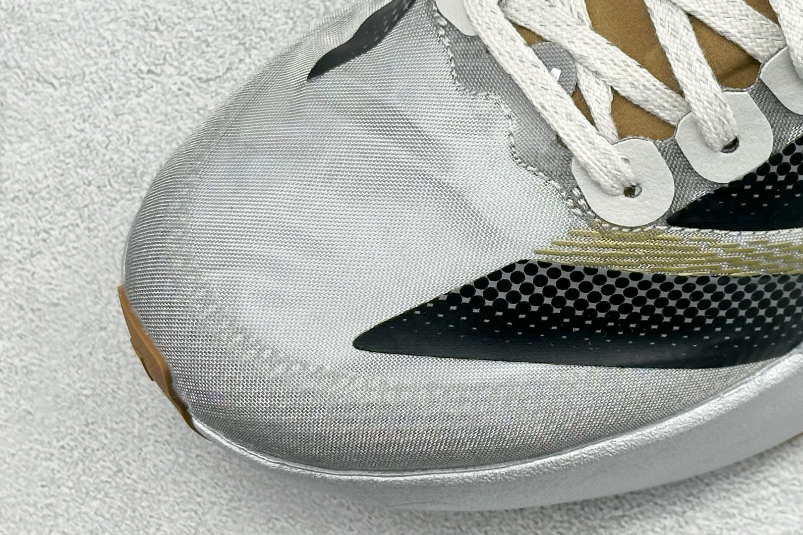 RS版 Adidas Adizero Evo SL 阿迪超轻透气缓震跑鞋整体外观造型与adiZero A