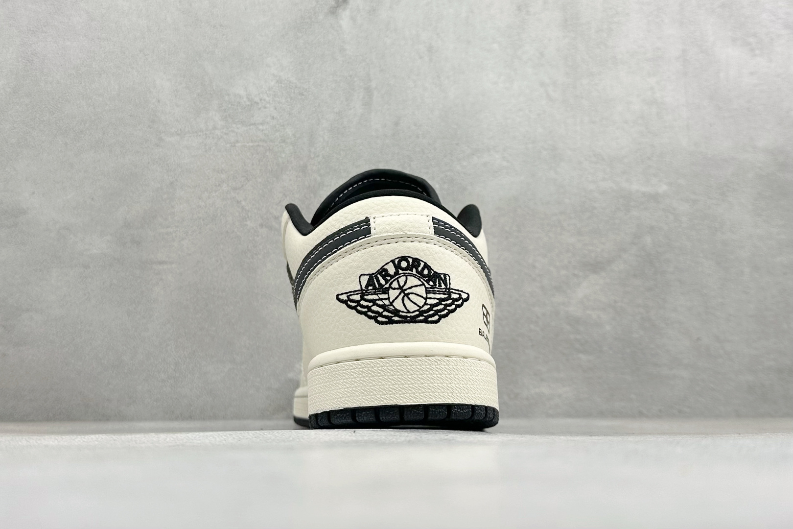 潮酷炸街 AJ1低帮 AIR JORDAN 1 巴黎世家联名款 经典鞋型焕新演绎 LL8888-007-Top High Quatity Cheap Sneakers Fashion Clothing Clothes Bags handbags Shoes of all Brand wholesale With The best Quality And Beautiful Price from China Factory Chinese suppliers wholesaler seller 潮酷炸街 AJ1低帮 AIR JORDAN 1 巴黎世家联名款 经典鞋型焕新演绎 LL8888-007