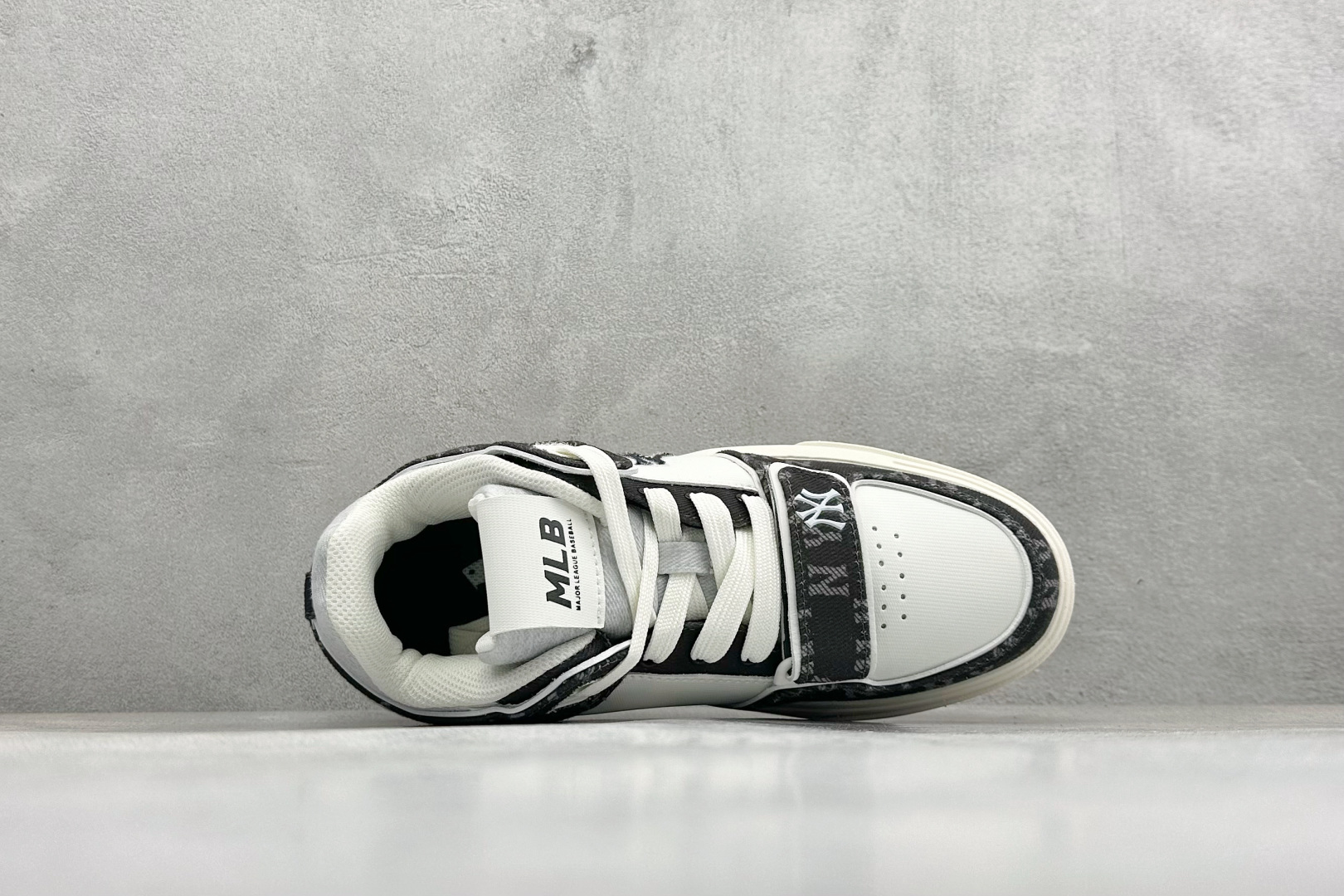 180 NY平台订单 MLB Chunky Runner Basic 纽约洋基队学长鞋二代扣系列 低帮 3ASXMDM6N-Chinese UA Cheap High Quatity Brand Clothes Bags handbags Sneakers wholesale wholesaler seller from China Factory suppliers Fashion Clothing Shoes best Quality Beautiful Price 180 NY平台订单 MLB Chunky Runner Basic 纽约洋基队学长鞋二代扣系列 低帮 3ASXMDM6N