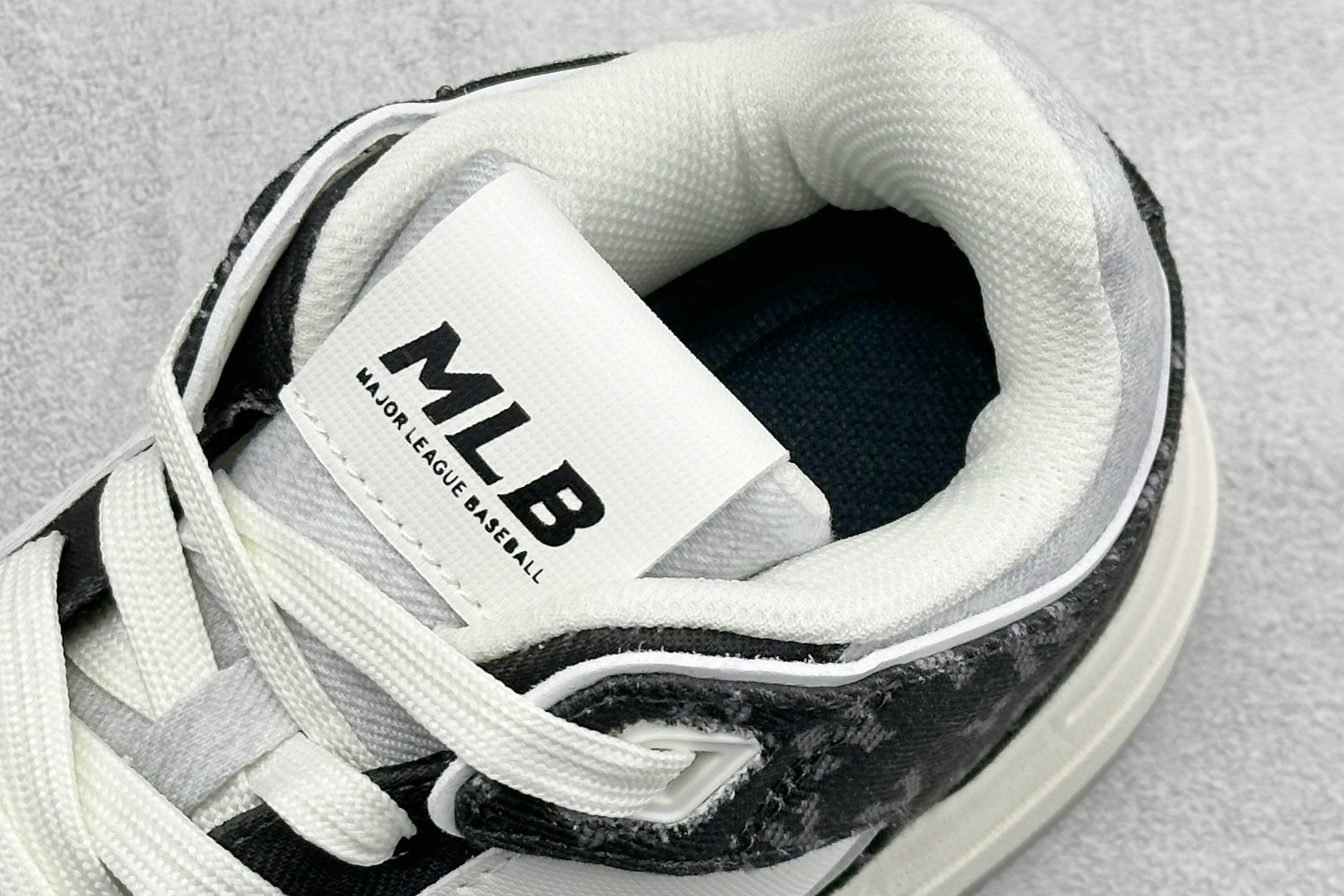 180 NY平台订单 MLB Chunky Runner Basic 纽约洋基队学长鞋二代扣系列 低帮 3ASXMDM6N-Chinese UA Cheap High Quatity Brand Clothes Bags handbags Sneakers wholesale wholesaler seller from China Factory suppliers Fashion Clothing Shoes best Quality Beautiful Price 180 NY平台订单 MLB Chunky Runner Basic 纽约洋基队学长鞋二代扣系列 低帮 3ASXMDM6N