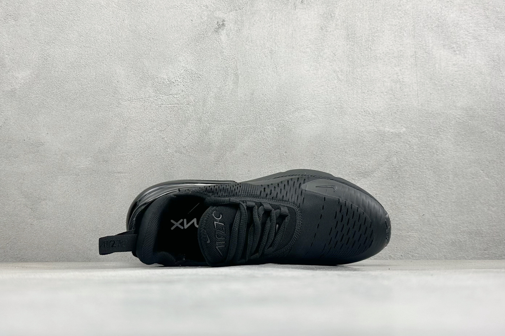 NIKE AIR MAX 270 FLYKNIT 混合科技 透气后掌半气垫慢跑鞋 兼具非凡优质外观和出色