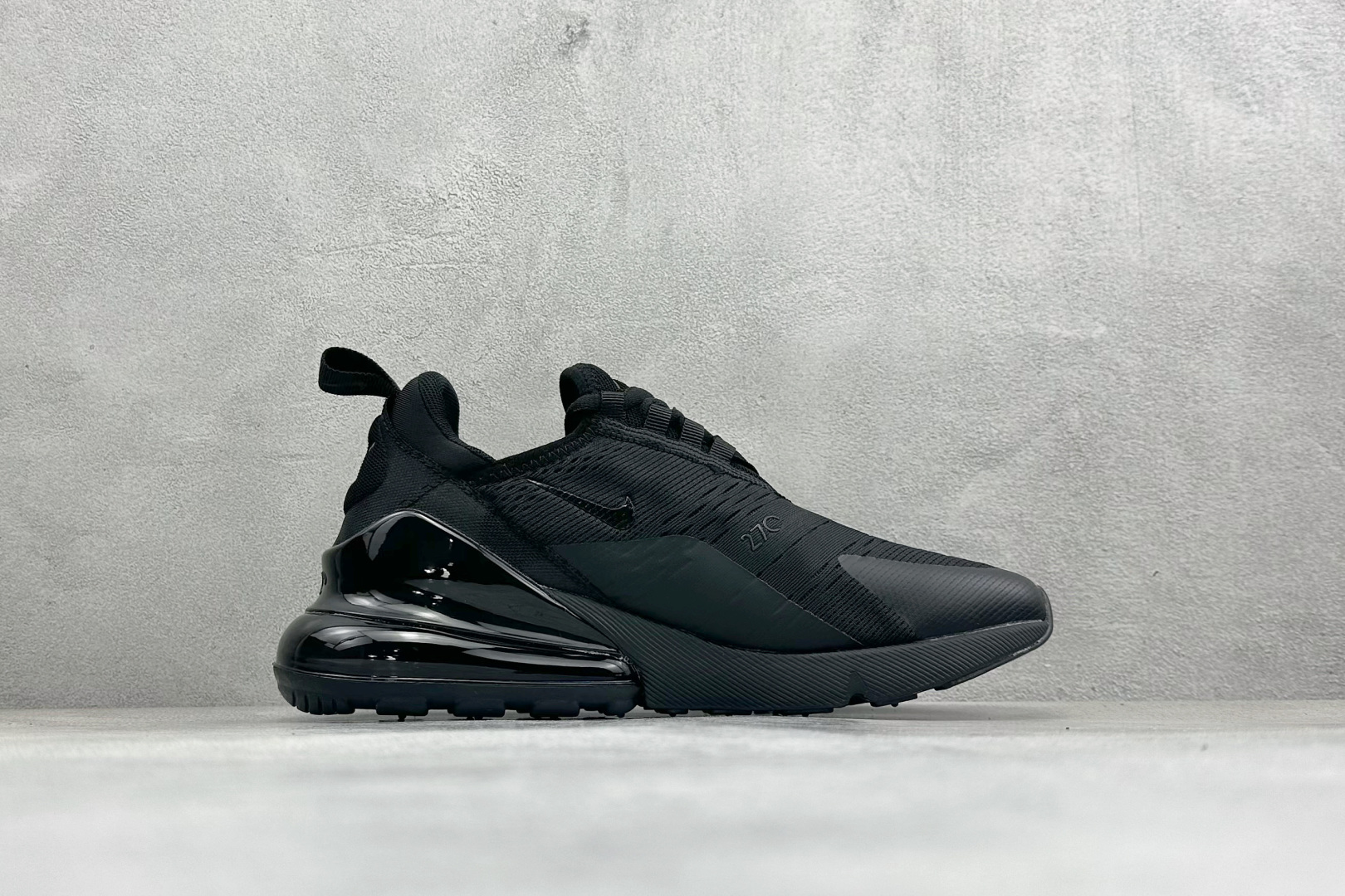 NIKE AIR MAX 270 FLYKNIT 混合科技 透气后掌半气垫慢跑鞋 兼具非凡优质外观和出色