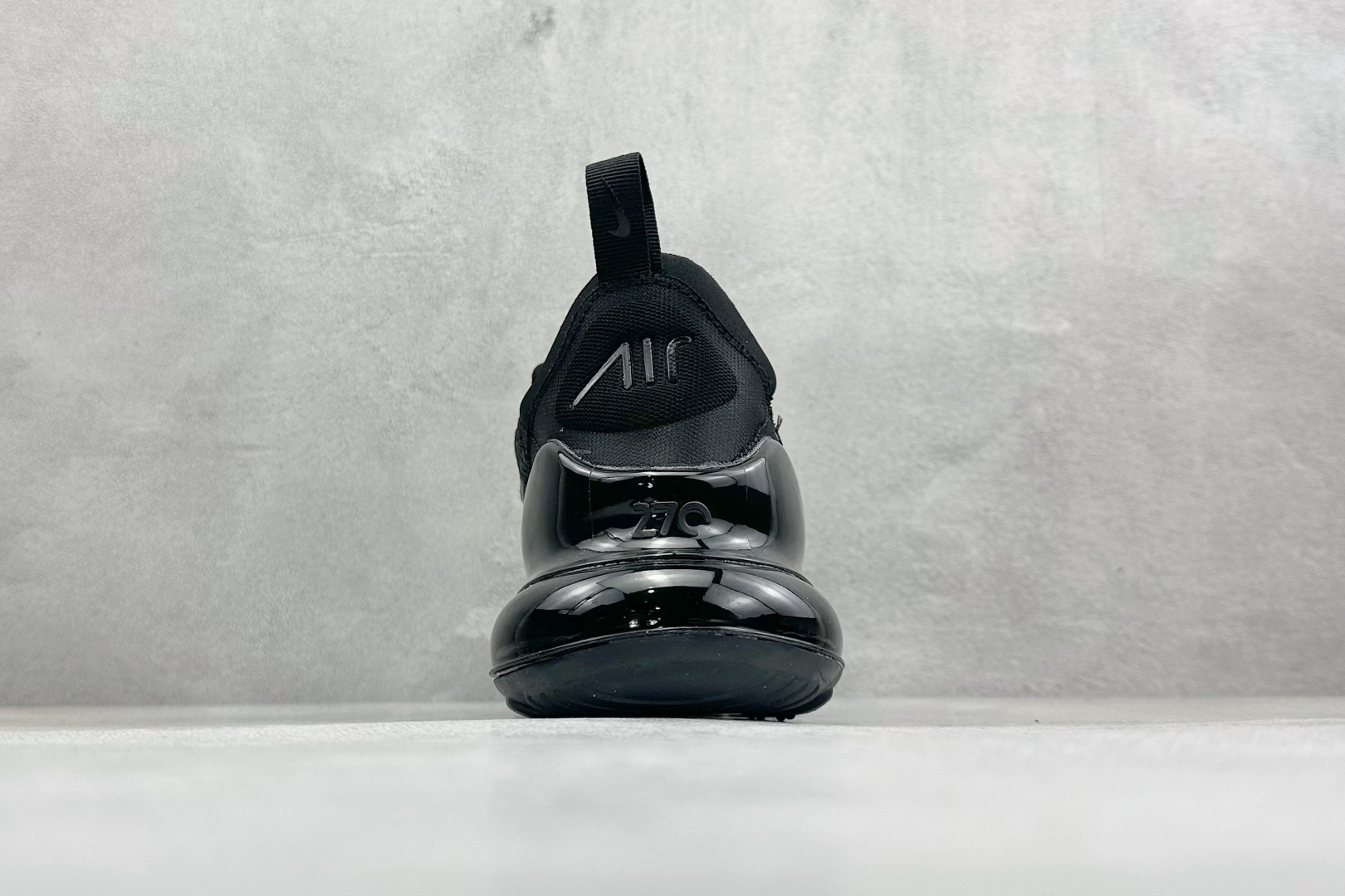 NIKE AIR MAX 270 FLYKNIT 混合科技 透气后掌半气垫慢跑鞋 兼具非凡优质外观和出色