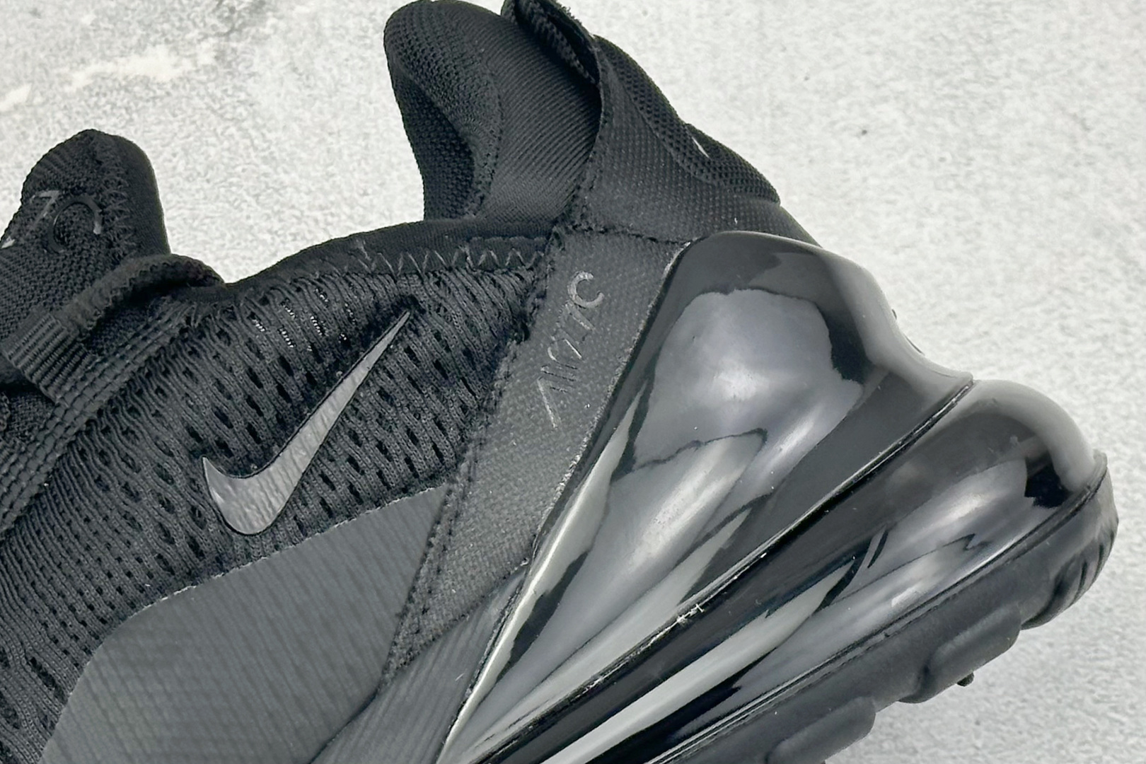 NIKE AIR MAX 270 FLYKNIT 混合科技 透气后掌半气垫慢跑鞋 兼具非凡优质外观和出色