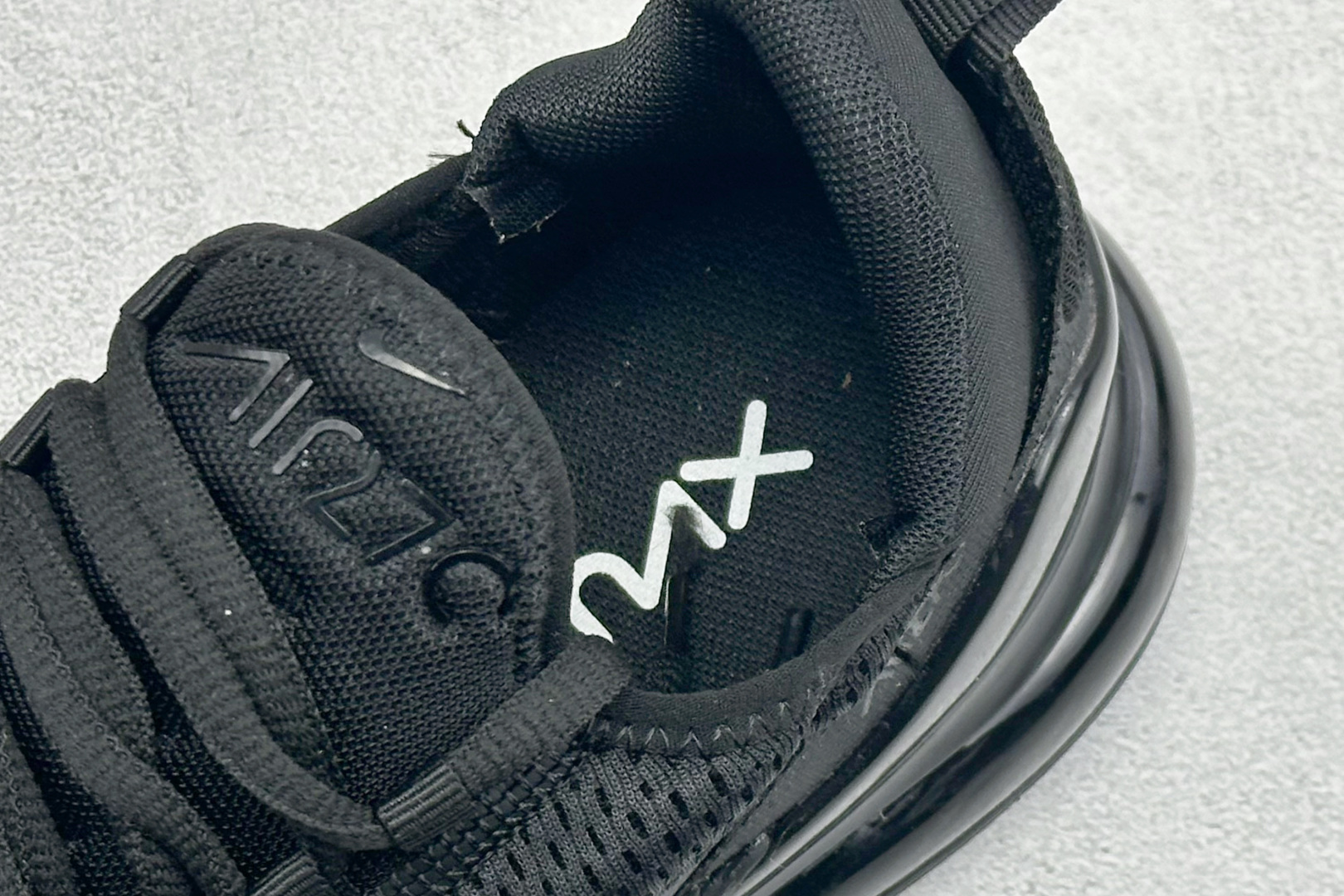 NIKE AIR MAX 270 FLYKNIT 混合科技 透气后掌半气垫慢跑鞋 兼具非凡优质外观和出色