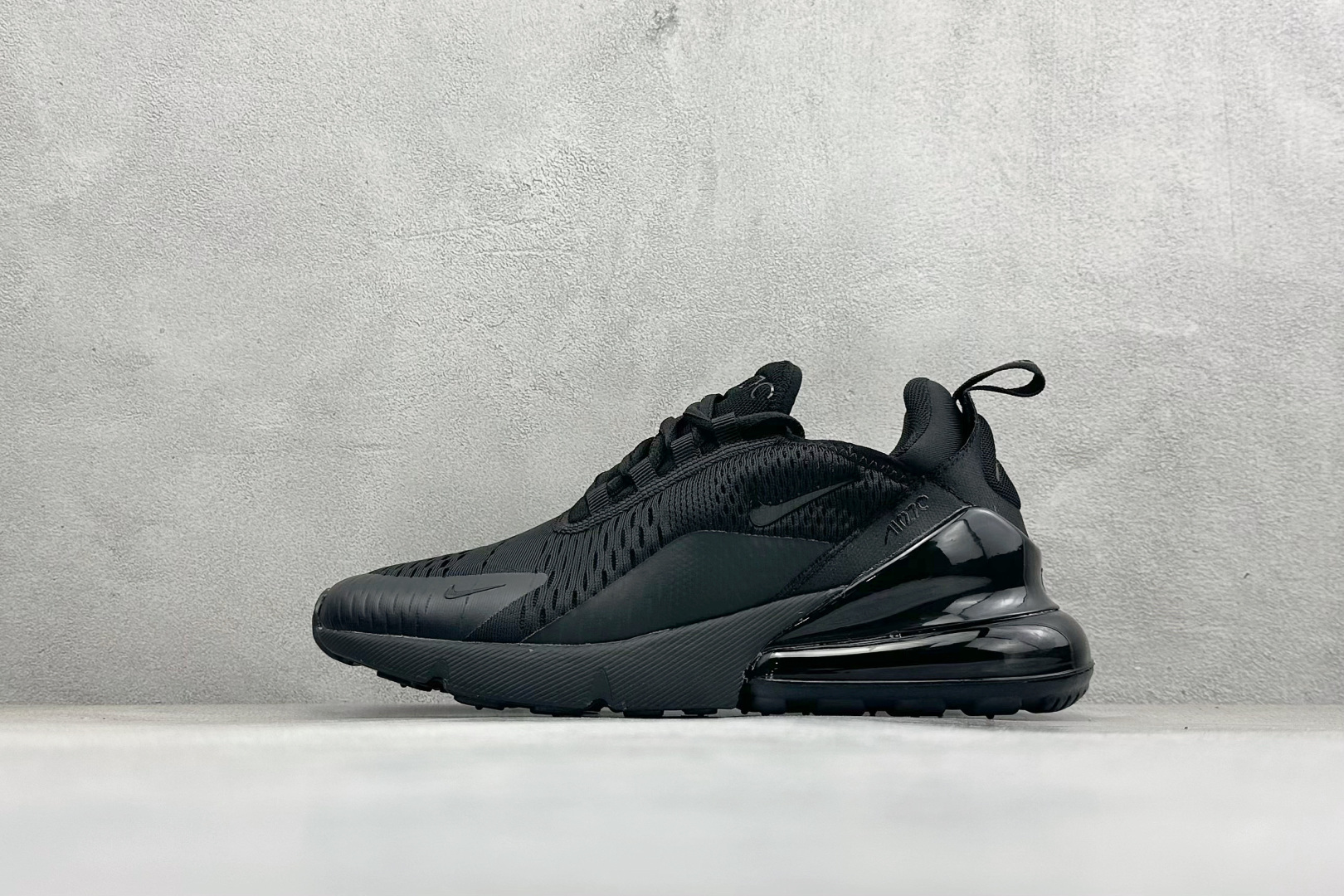 NIKE AIR MAX 270 FLYKNIT 混合科技 透气后掌半气垫慢跑鞋 兼具非凡优质外观和出色