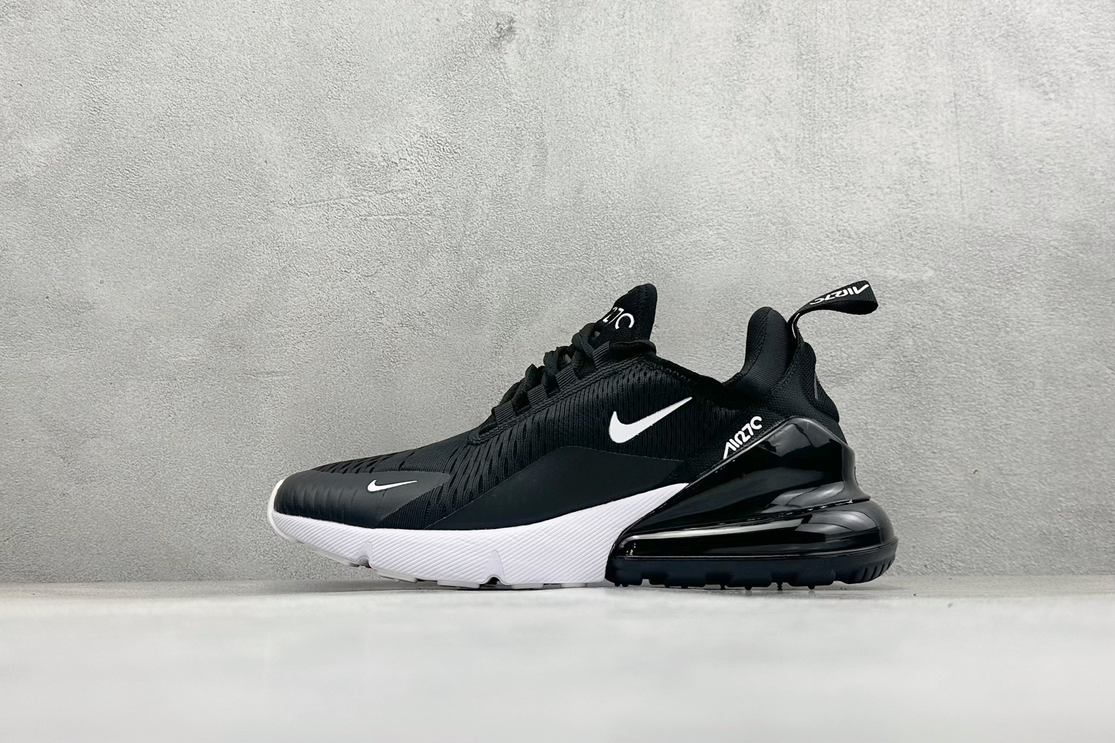 NIKE AIR MAX 270 FLYKNIT 混合科技 透气后掌半气垫慢跑鞋 兼具非凡优质外观和出色