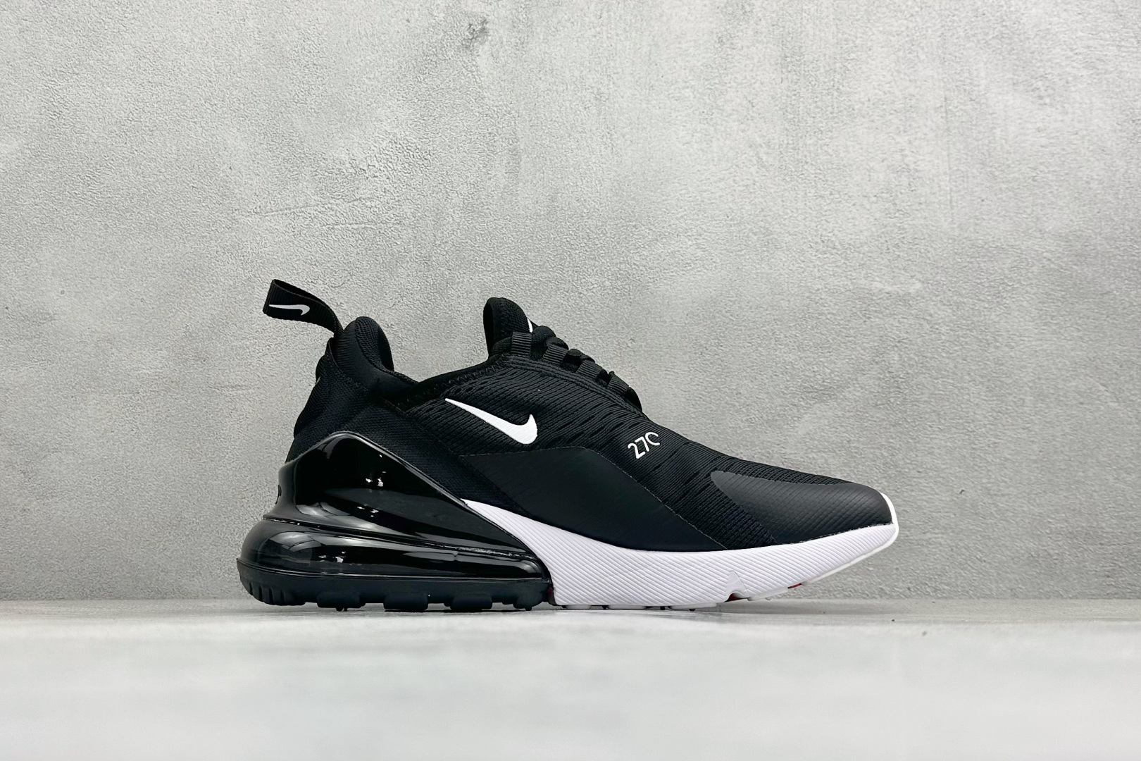 NIKE AIR MAX 270 FLYKNIT 混合科技 透气后掌半气垫慢跑鞋 兼具非凡优质外观和出色