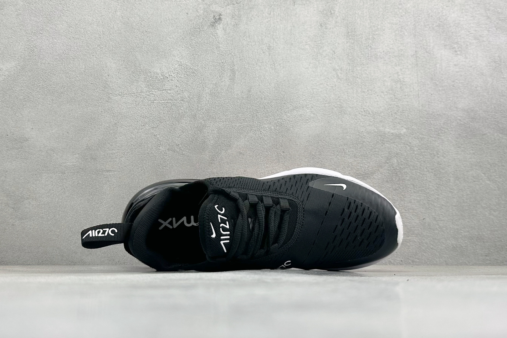 NIKE AIR MAX 270 FLYKNIT 混合科技 透气后掌半气垫慢跑鞋 兼具非凡优质外观和出色