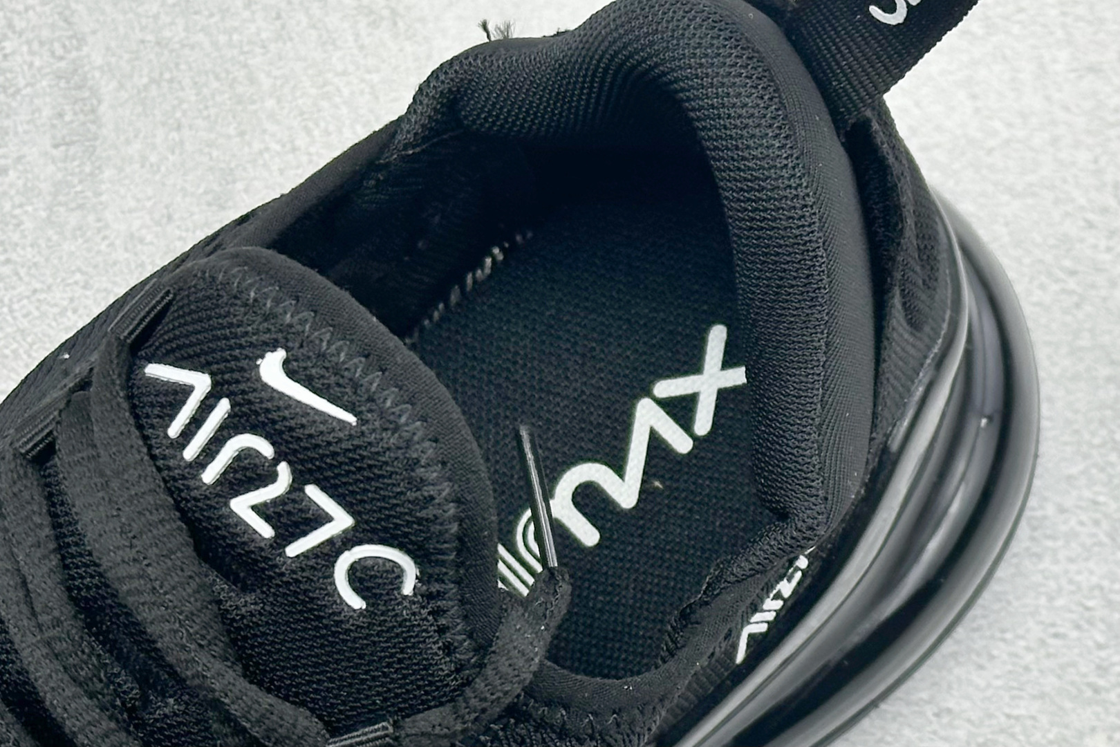 NIKE AIR MAX 270 FLYKNIT 混合科技 透气后掌半气垫慢跑鞋 兼具非凡优质外观和出色