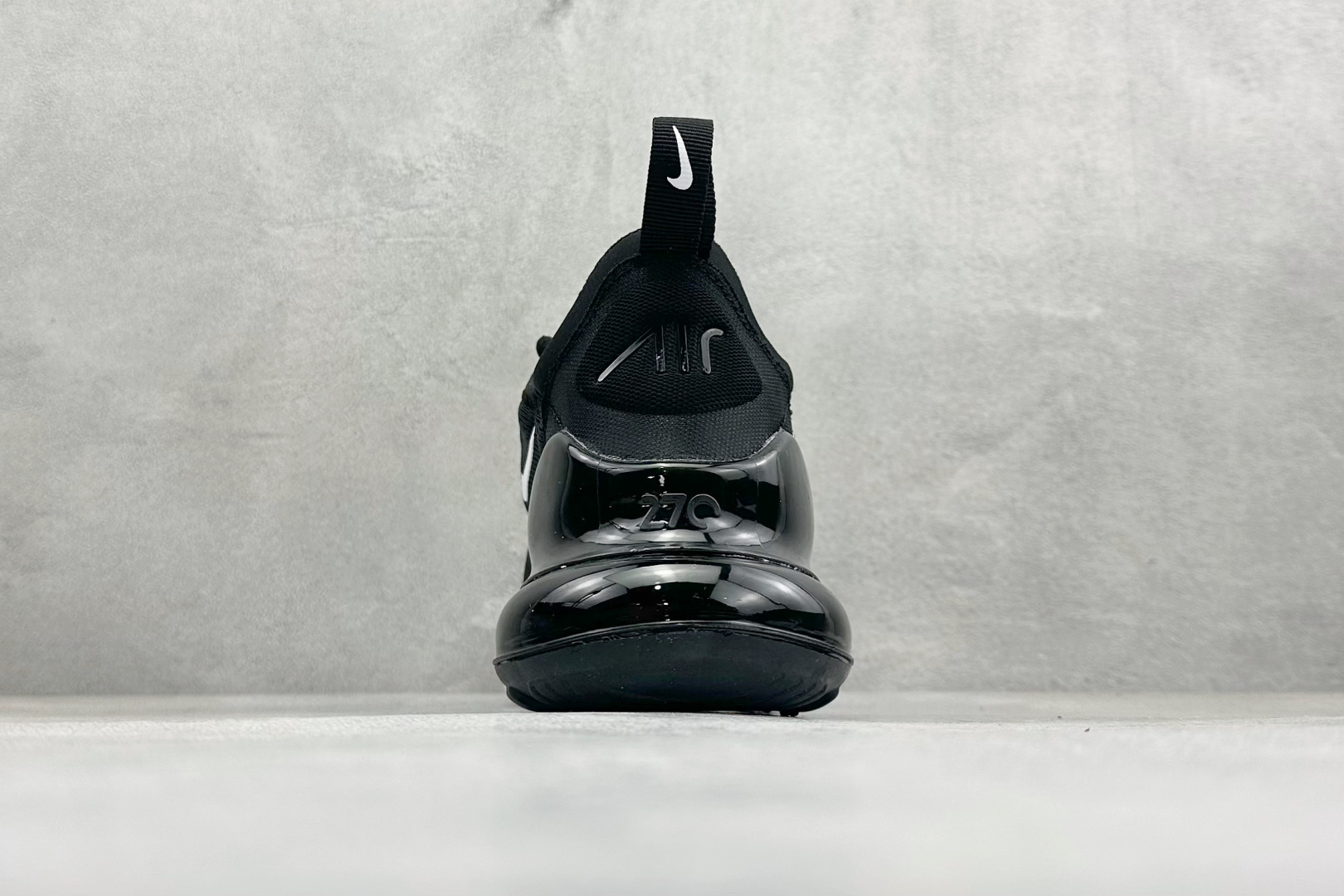 NIKE AIR MAX 270 FLYKNIT 混合科技 透气后掌半气垫慢跑鞋 兼具非凡优质外观和出色