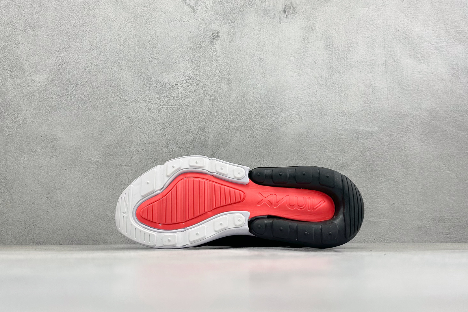 NIKE AIR MAX 270 FLYKNIT 混合科技 透气后掌半气垫慢跑鞋 兼具非凡优质外观和出色